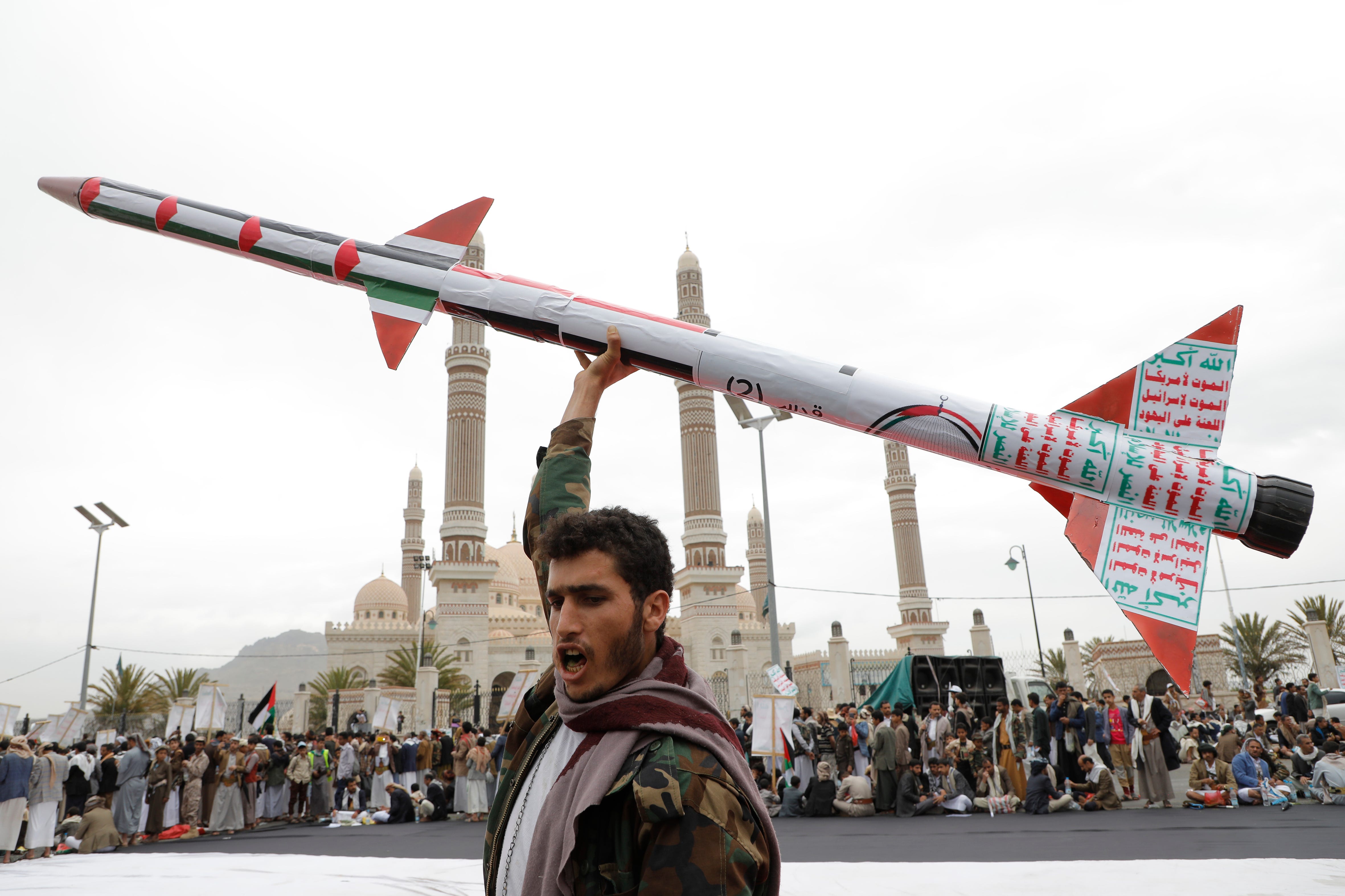 Ein Huthi-Anhänger hebt während einer Kundgebung gegen die USA und Israel und zur Unterstützung der Palästinenser im Gazastreifen im April in Sanaa, Jemen, eine Scheinrakete in die Höhe.  26.2024.
