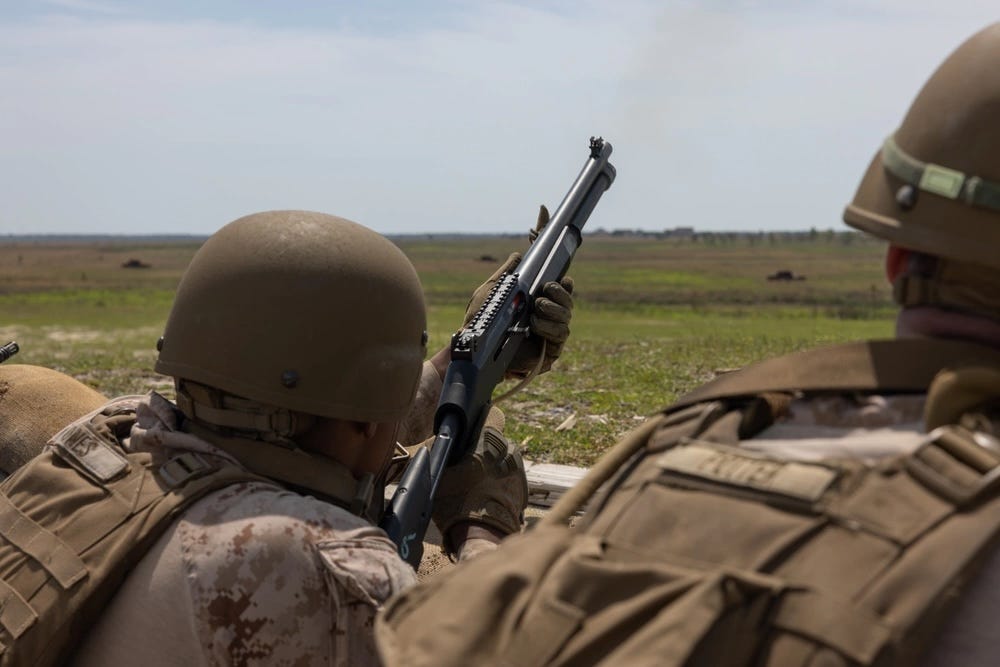 Ein US-Marineinfanterist in Uniform richtet während der Übung ein Gewehr auf Luftziele