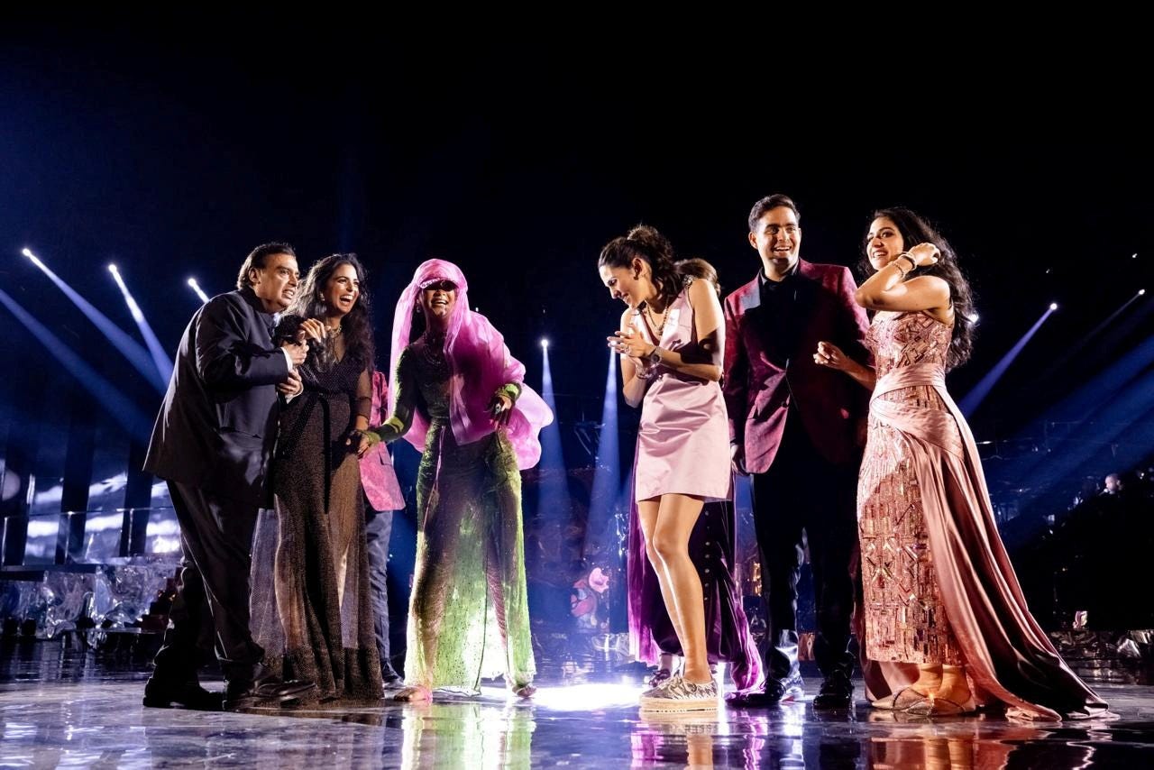 Die Ambani-Familie mit Rihanna auf der Bühne.