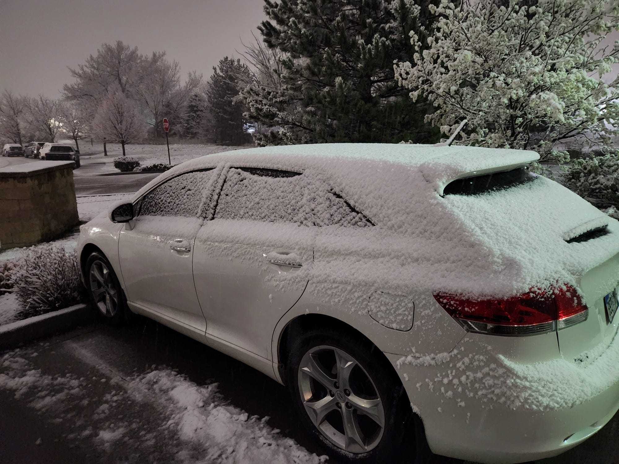 Ein Foto von Eric und Beth Ann Motts schneebedecktem Auto in Colorado