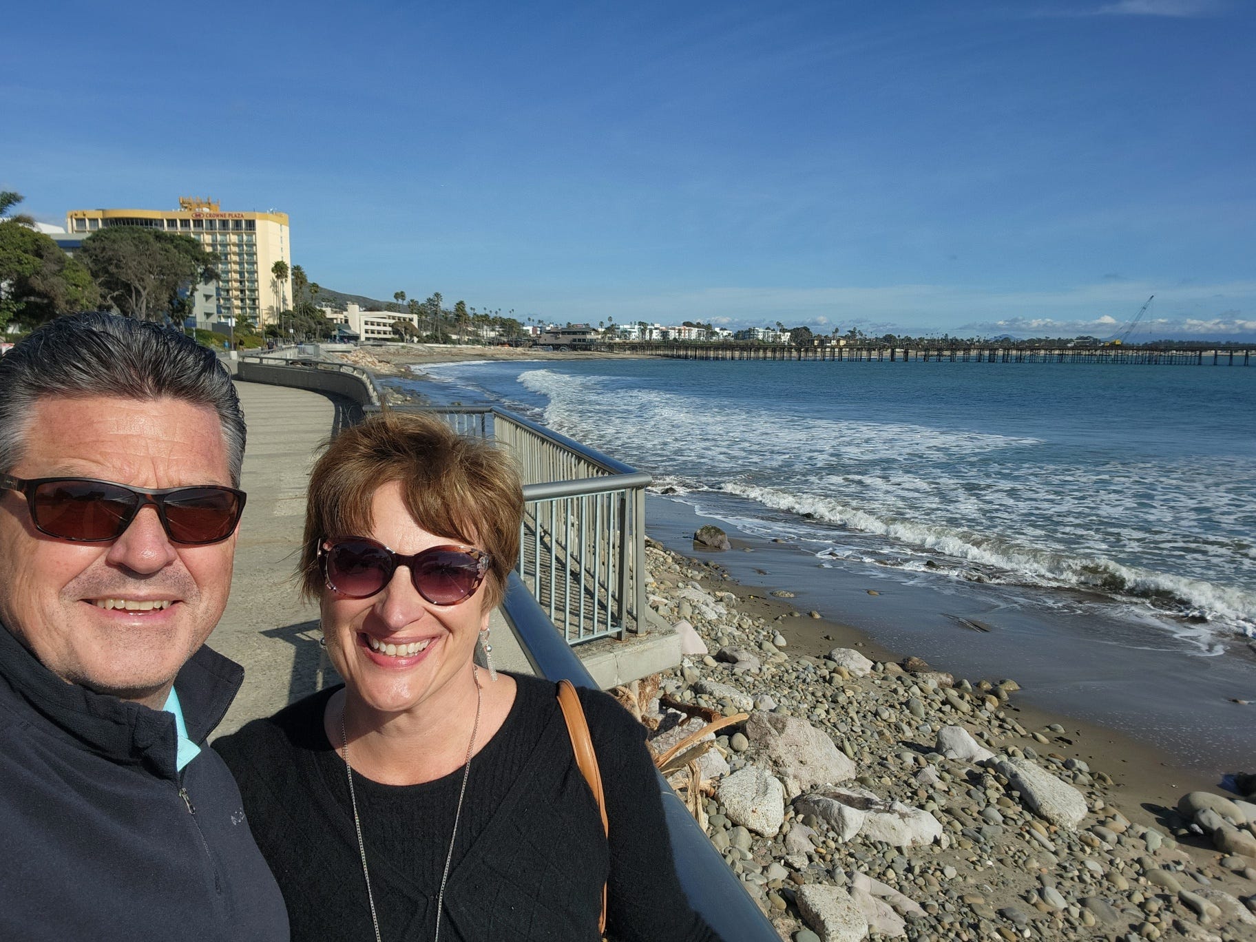 Eric und Beth Ann Mott posieren am Strand