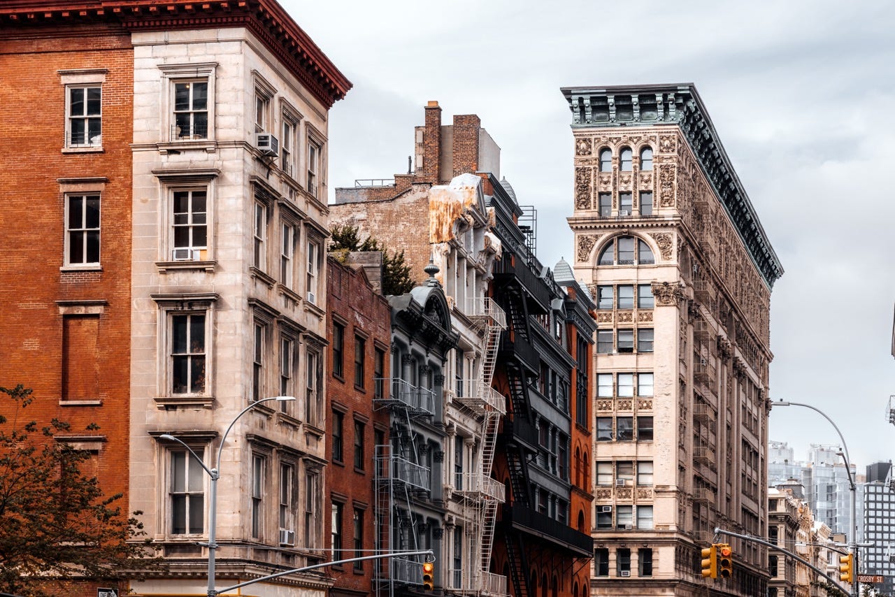 Gebäudefassaden von Wohnungen im Loft-Stil in der Innenstadt von Manhattan