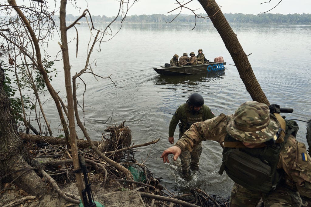 REGION CHERSON, UKRAINE – 14. SEPTEMBER: Ukrainische Infanteristen fahren am 14. September 2023 mit Booten auf dem Fluss Dnipro in der Region Cherson, Ukraine.