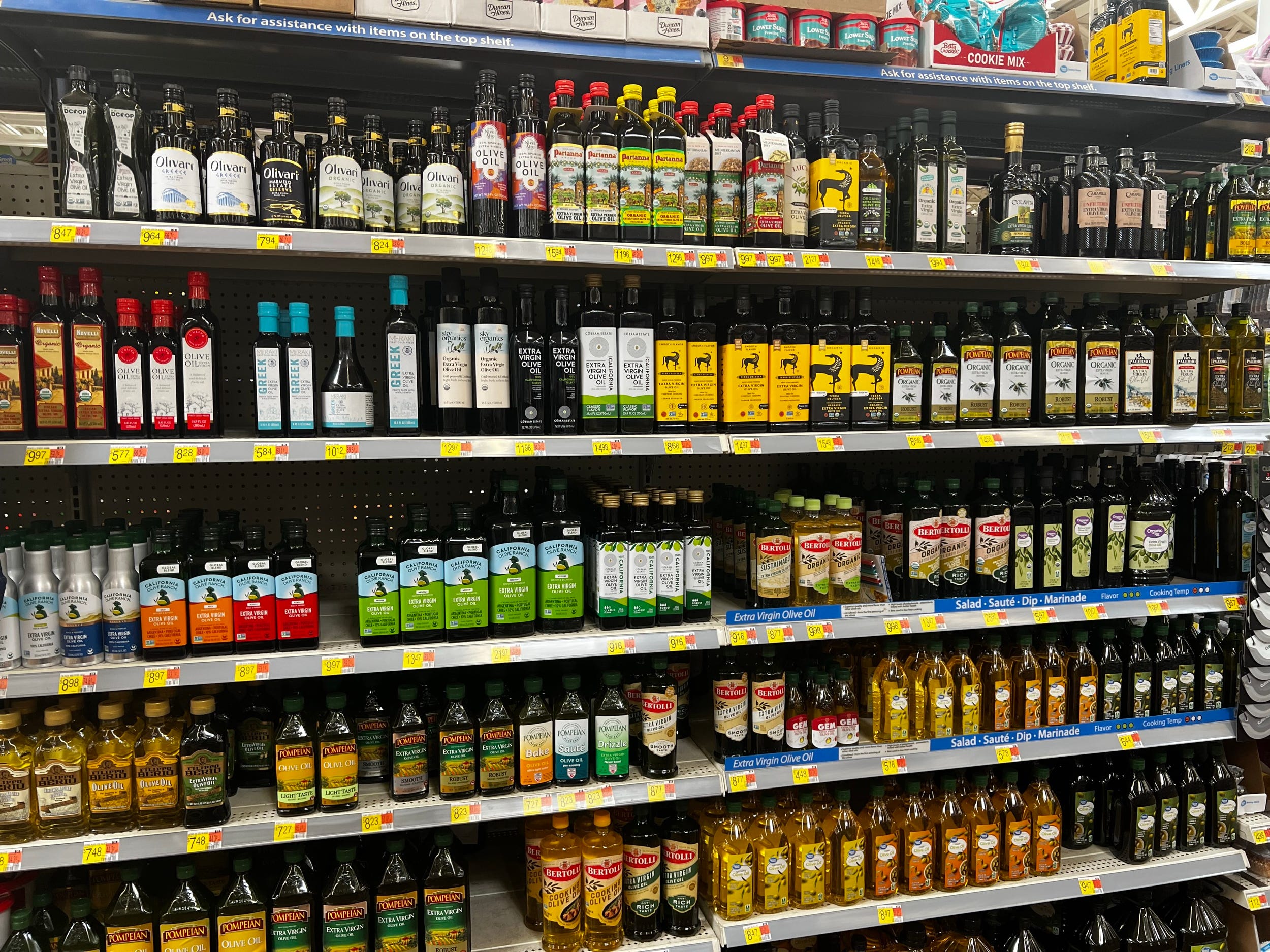 Eine ganze Menge Olivenöl-Optionen bei Walmart.
