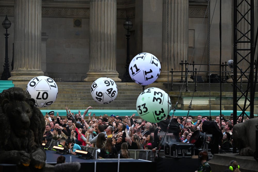 Eine Reihe aufblasbarer Lotteriebälle, die am 7. Mai 2023 in einer Menschenmenge in Liverpool, England, herumgeworfen werden