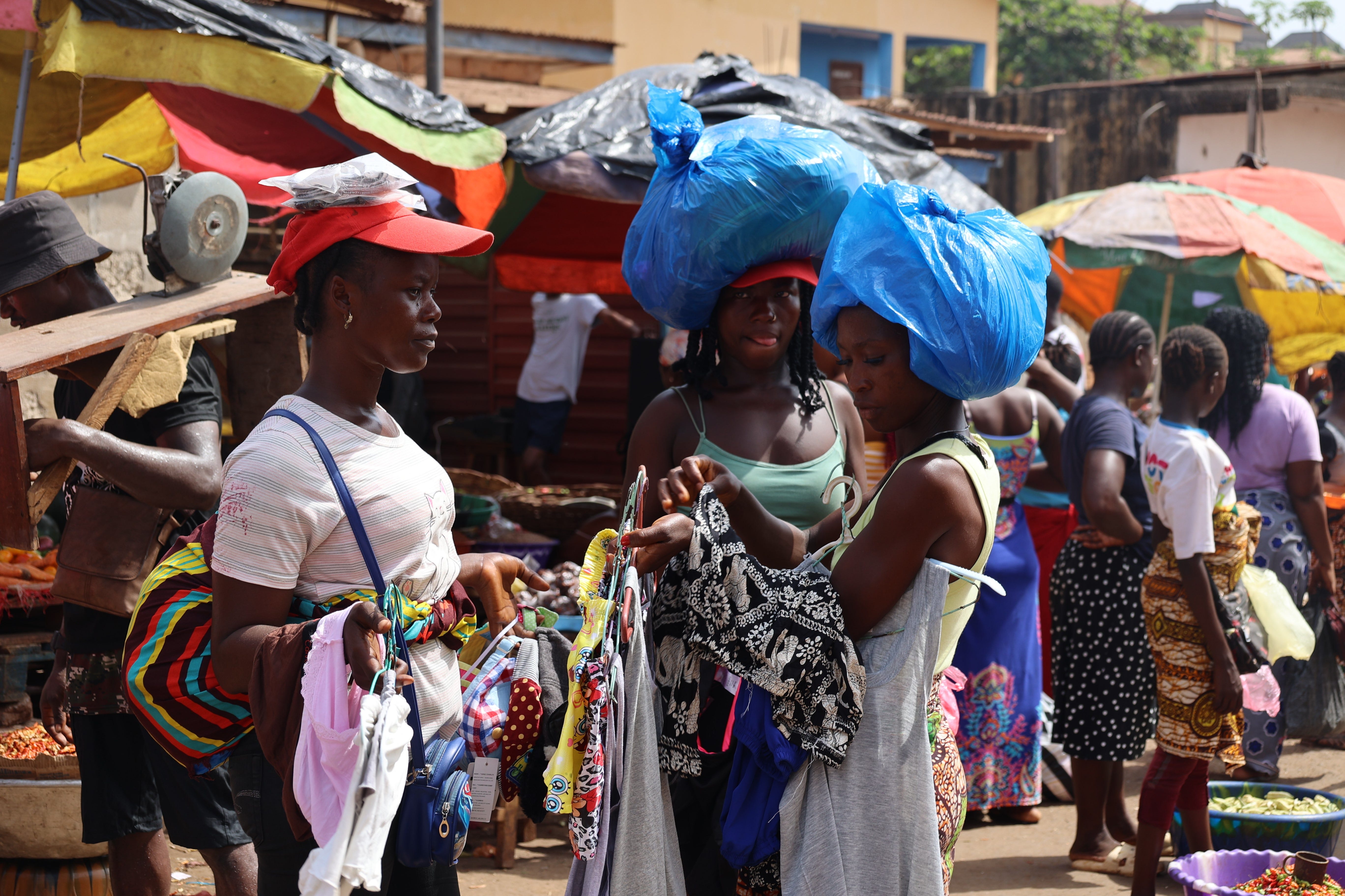 Ein Verkäufer verkauft Dinge des täglichen Bedarfs auf einem Markt in Freetown, Sierra Leone, 21. Februar 2024.