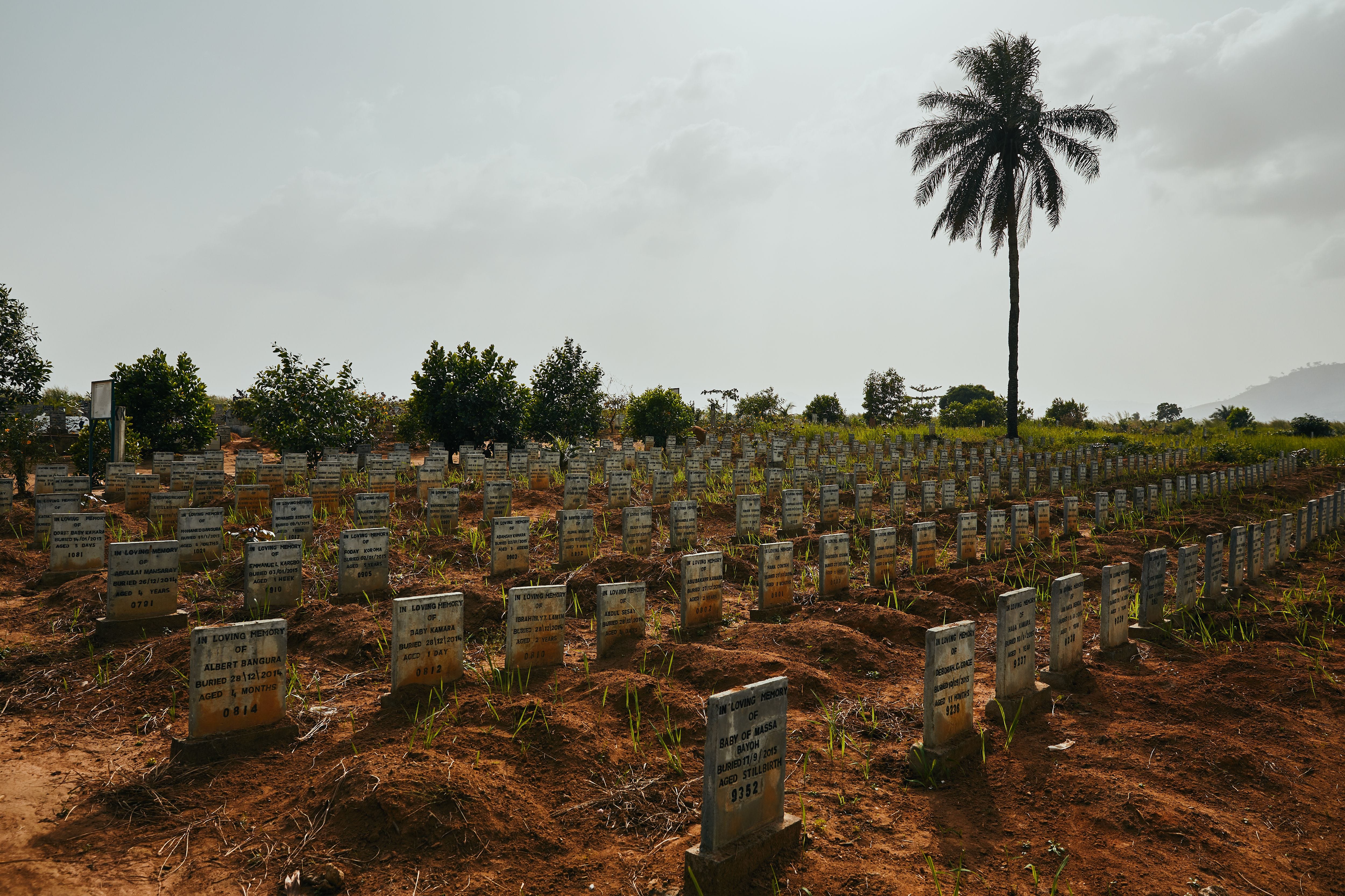 Grabsteine ​​säumen den Waterloo-Ebola-Friedhof in Waterloo, Sierra Leone, am 14. Dezember 2017.