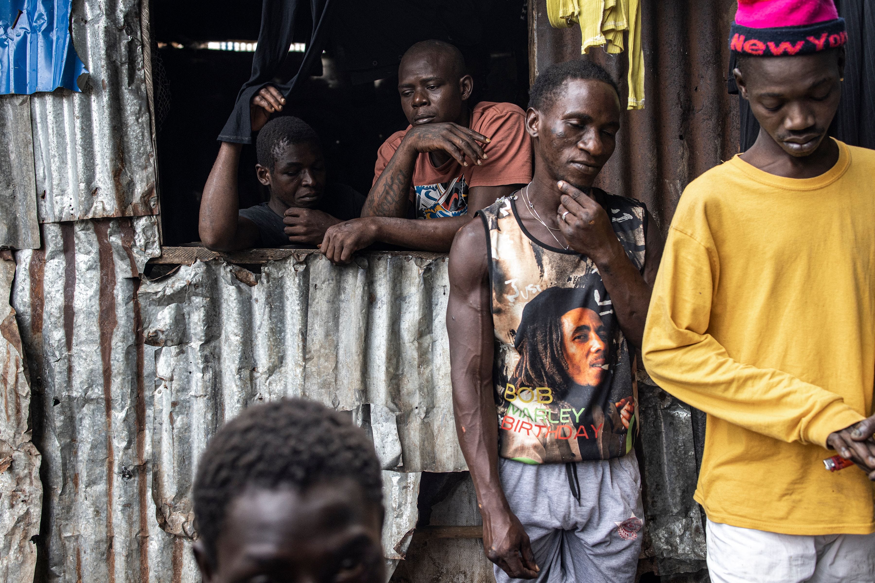 Am 26. Juni 2023 versammeln sich Menschen in einer Kush-Drogenhöhle in Freetown.