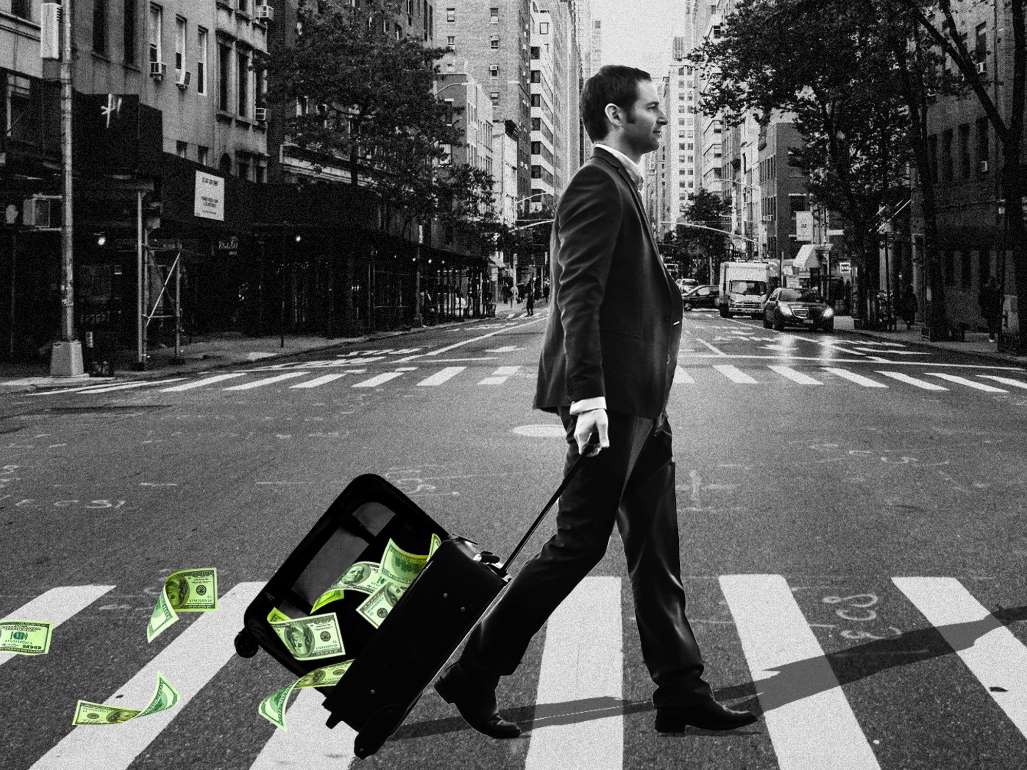 Ein Mann überquert die Straße, aus seinem Koffer fällt Geld