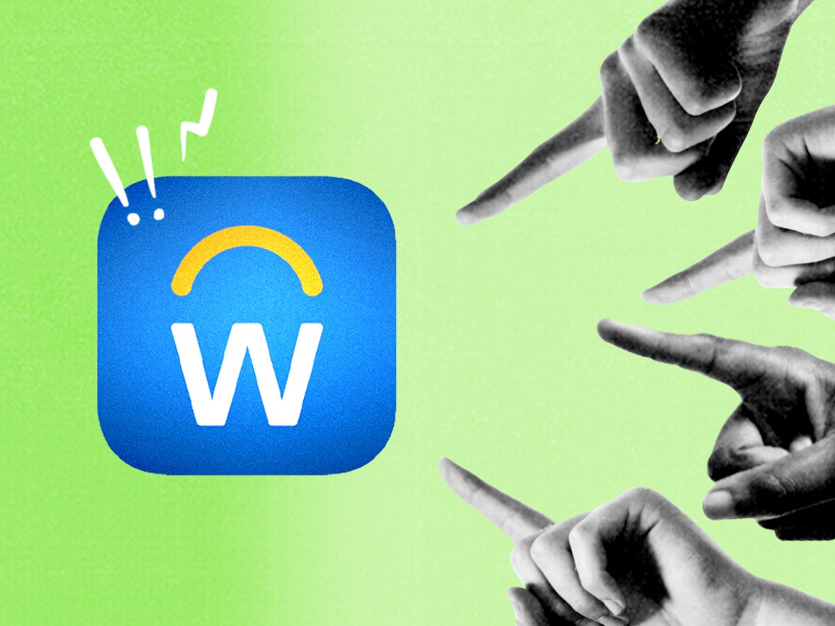 Hände zeigen aggressiv auf eine Workday-App, wobei Ausrufezeichen von der App ausgehen