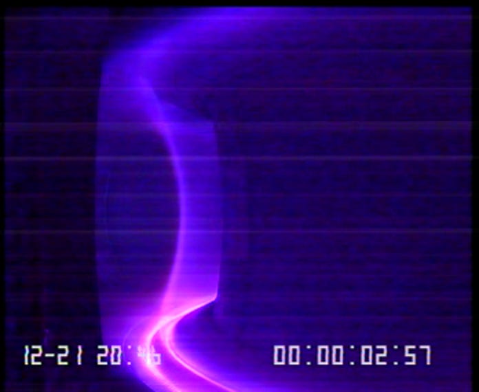 Eine violette Wellenlinie vor blauem Hintergrund