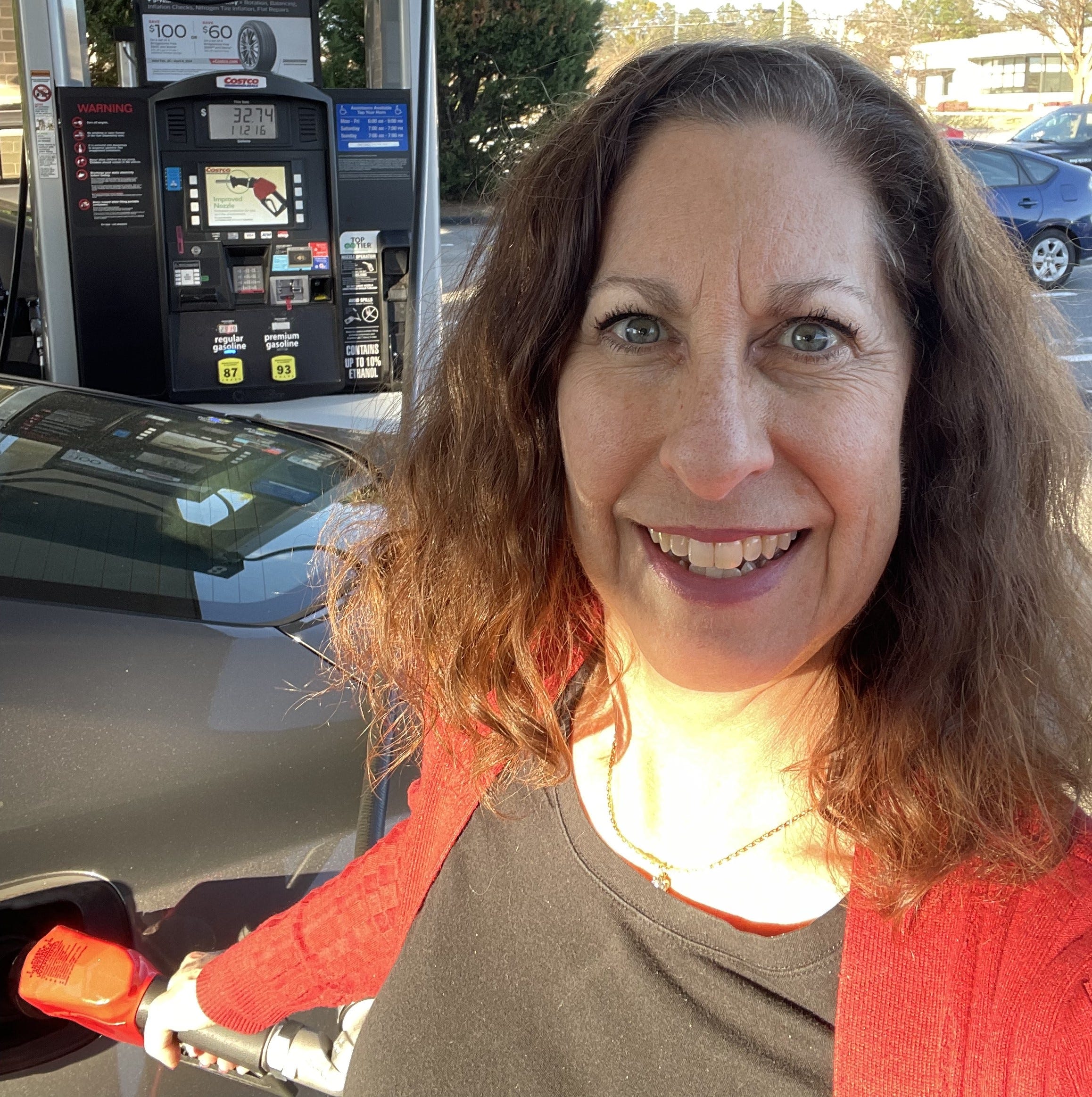 Autorin Lori Saitz an der Tankstelle bei Costco 