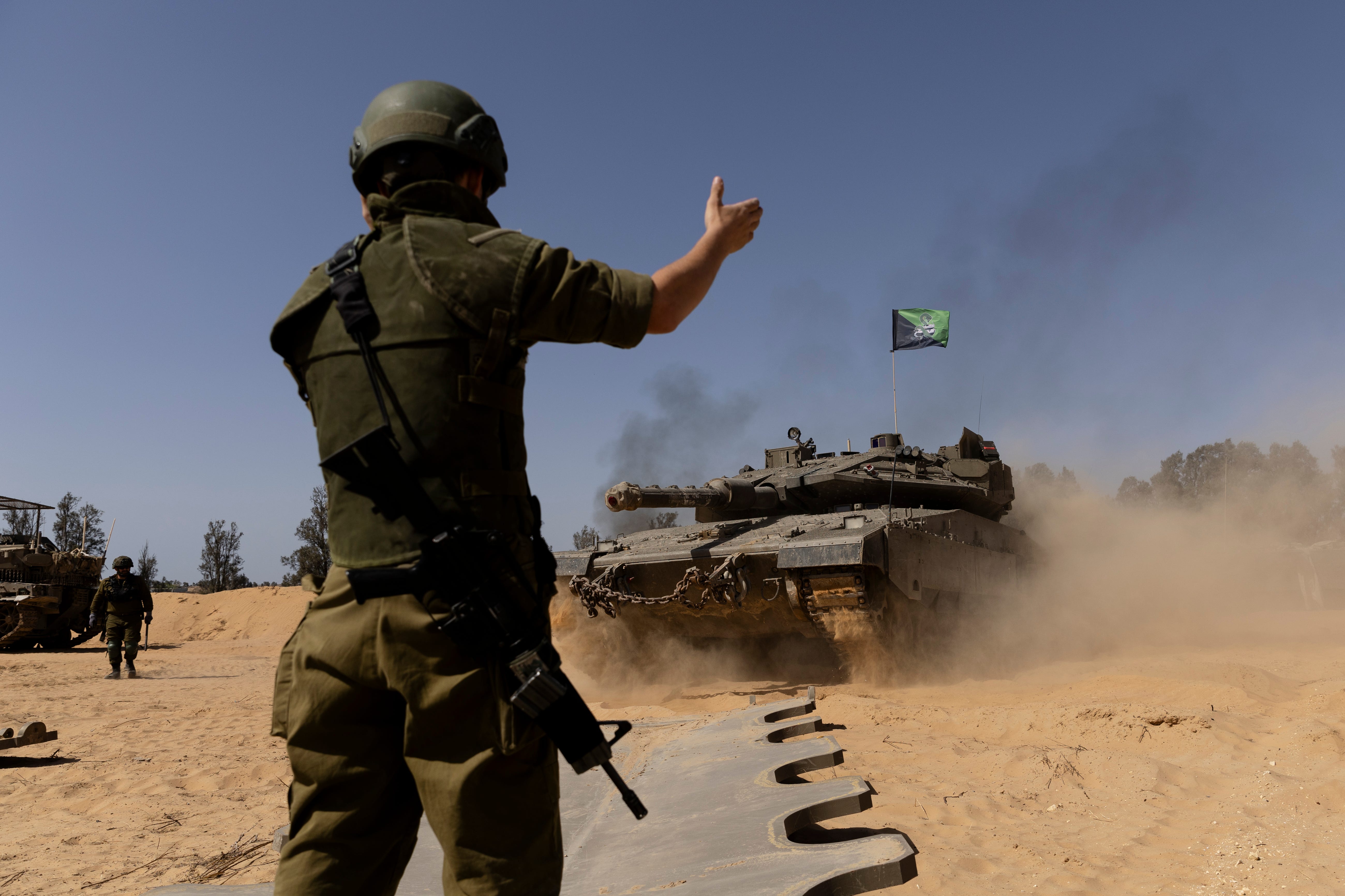 Ein israelischer Soldat dirigiert am 5. Mai 2024 einen Panzer nahe der Grenze zum südlichen Gazastreifen.