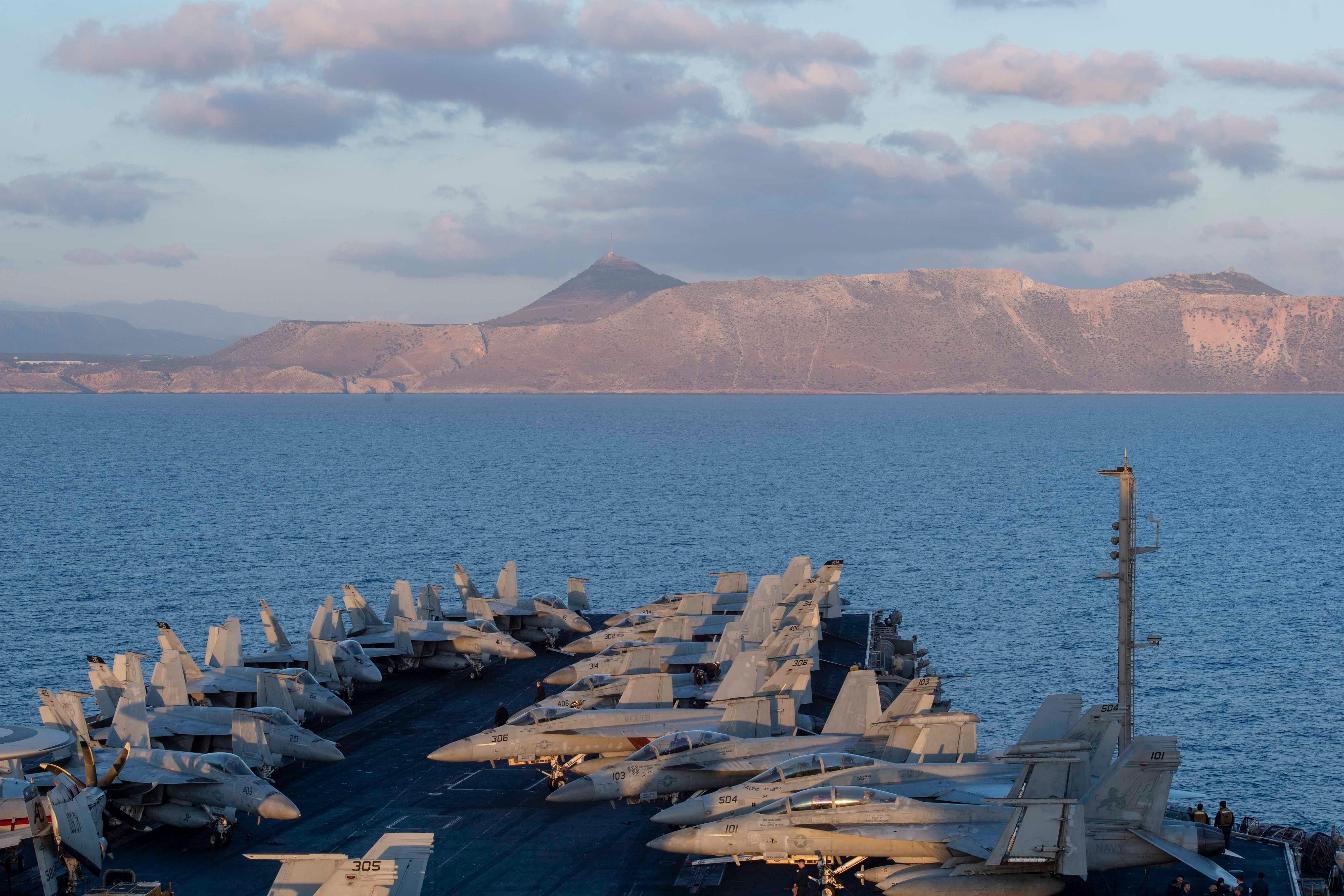 Der Flugzeugträger der Nimitz-Klasse USS Dwight D. Eisenhower bereitet sich auf den Hafen in Souda Bay, Griechenland, am 28. April vor.