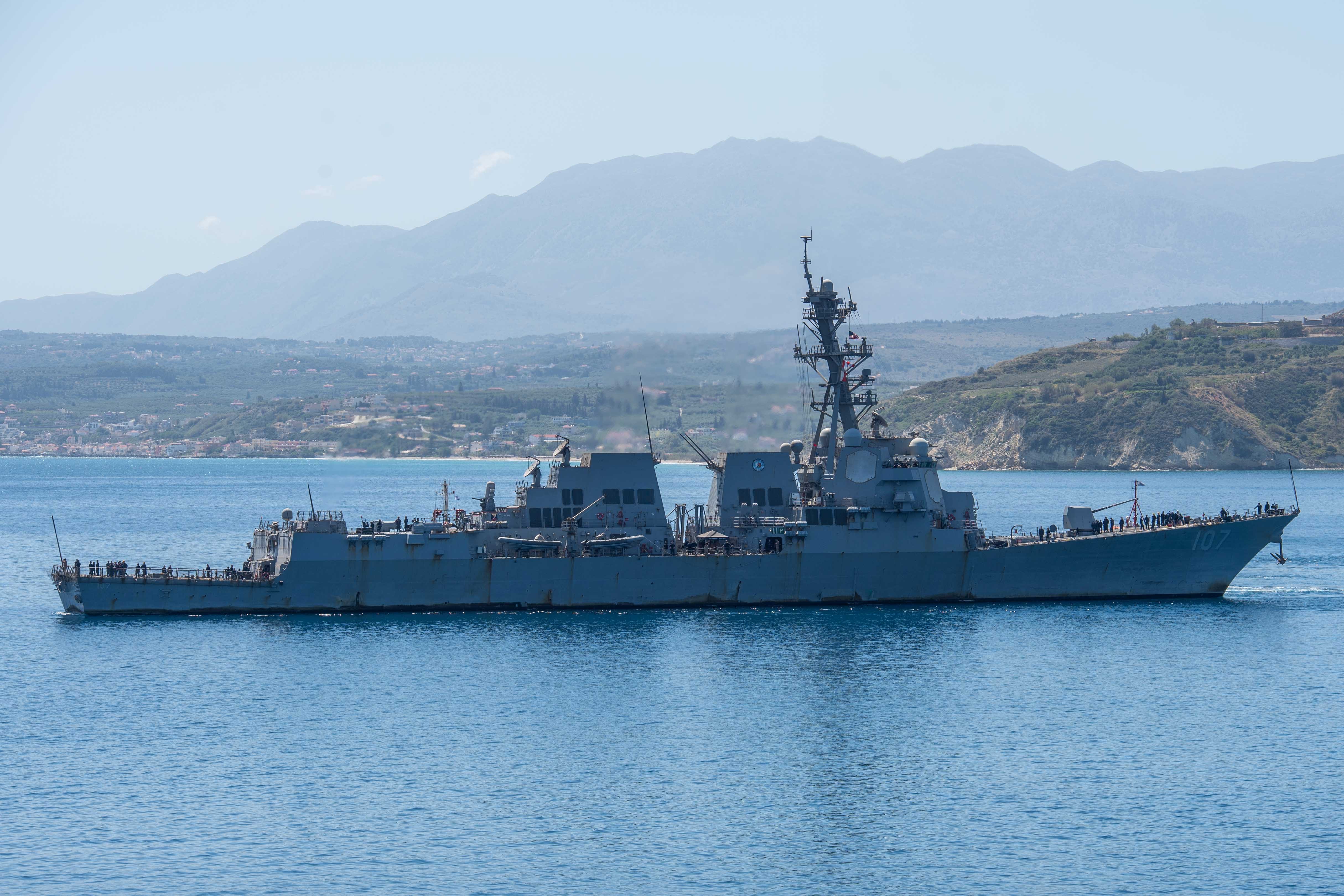 Der Lenkwaffenzerstörer der Arleigh-Burke-Klasse, USS Gravely, trifft am 28. April in der Bucht von Souda auf Kreta ein.