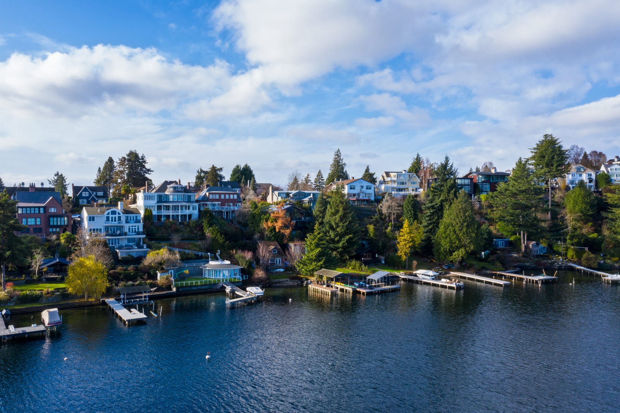 Eine Luftaufnahme von Häusern am Seeufer in Seattle.