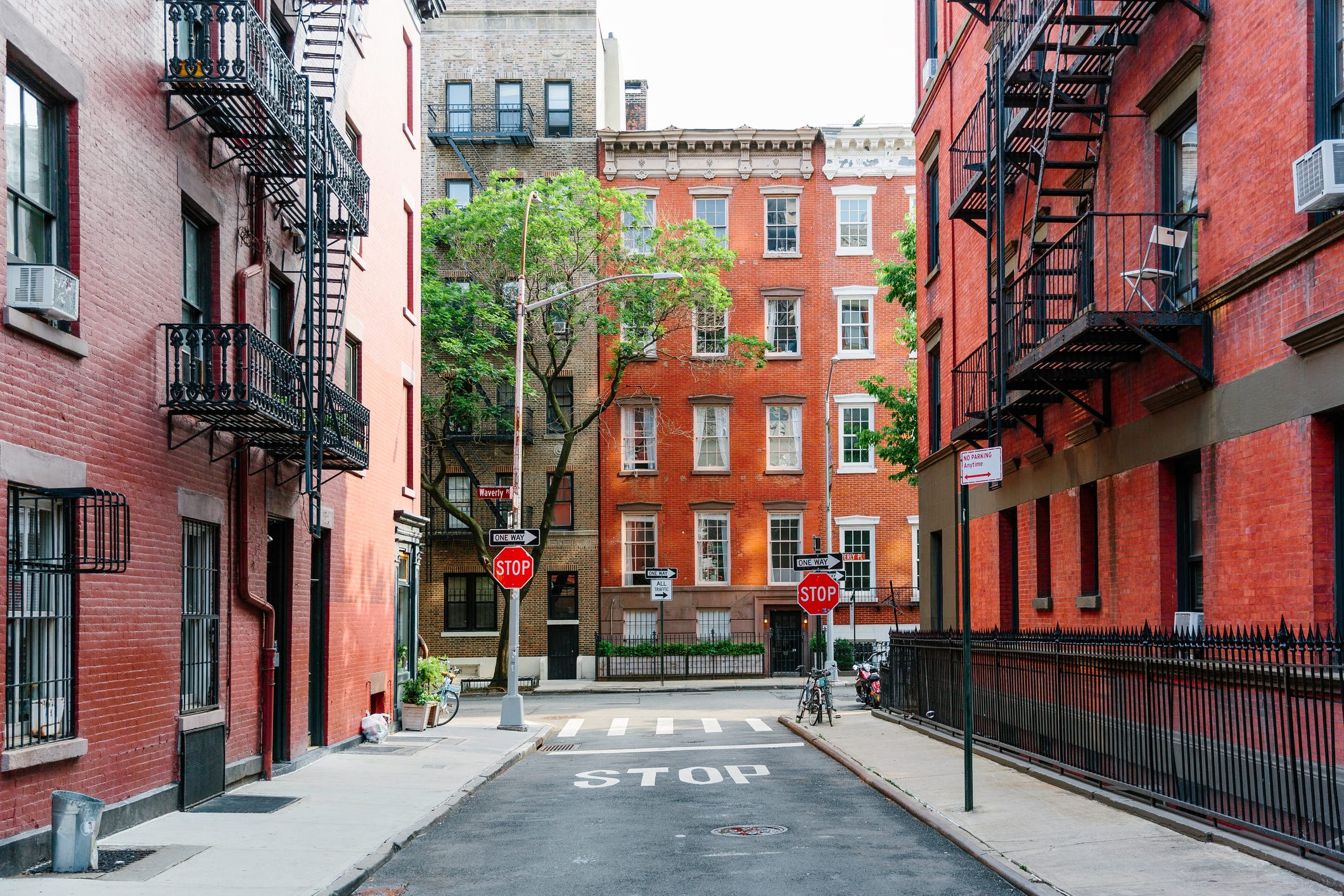 Eine schmale Straße, die zu einem Wohngebäude in New York City führt.