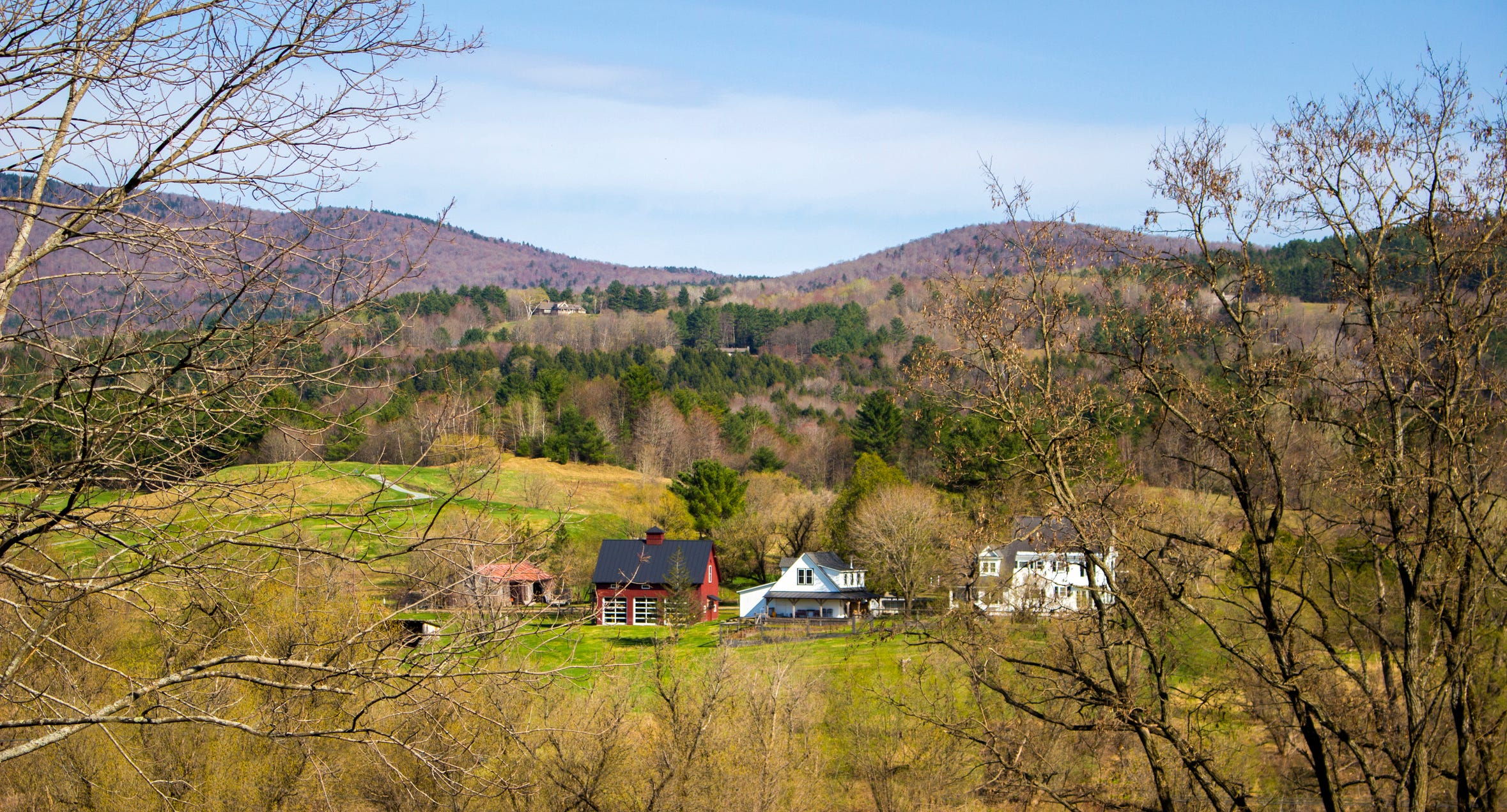Häuser in Vermont mit Bergen im Hintergrund.