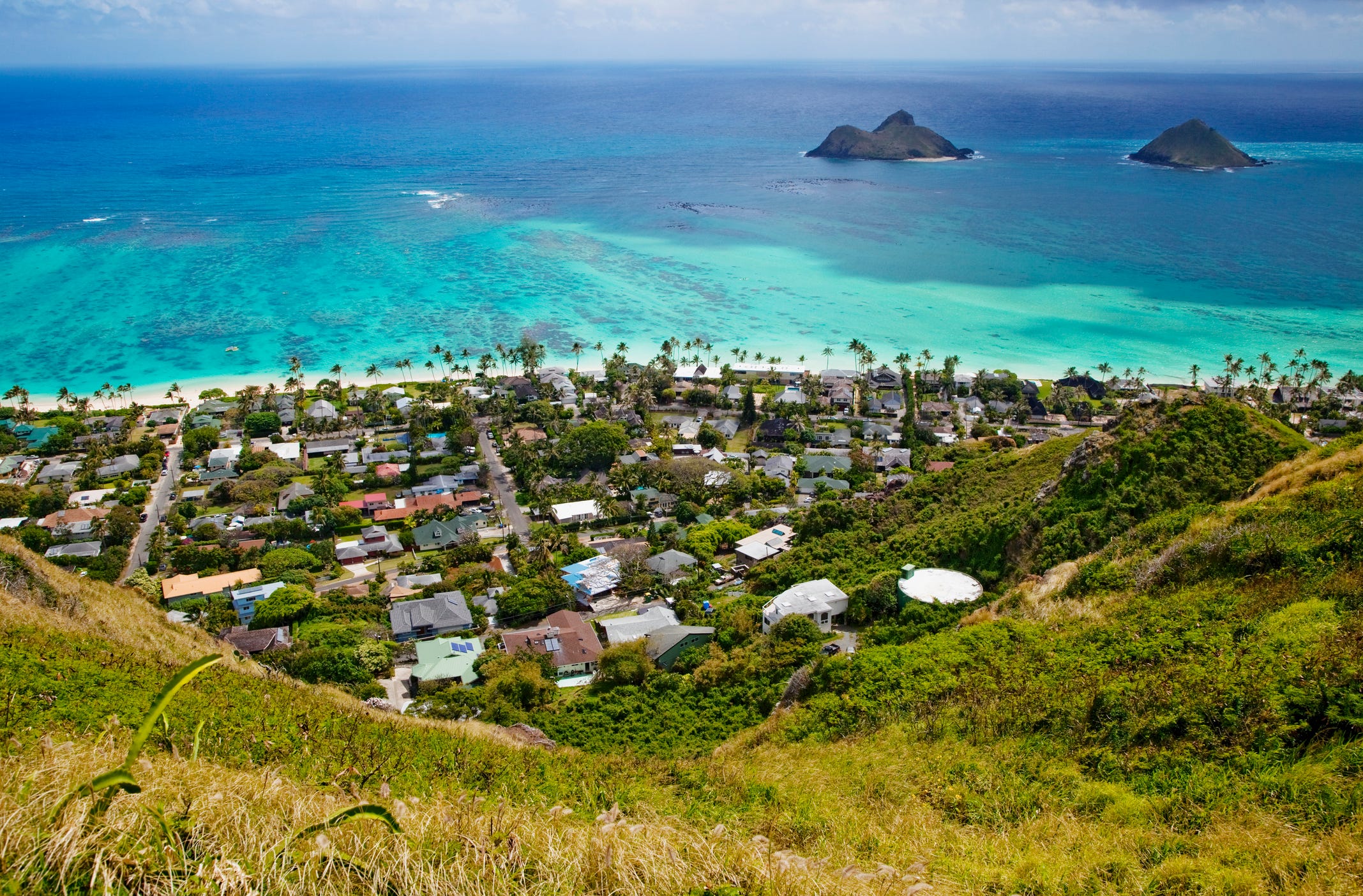 Eine Luftaufnahme von Strandhäusern auf Hawaii