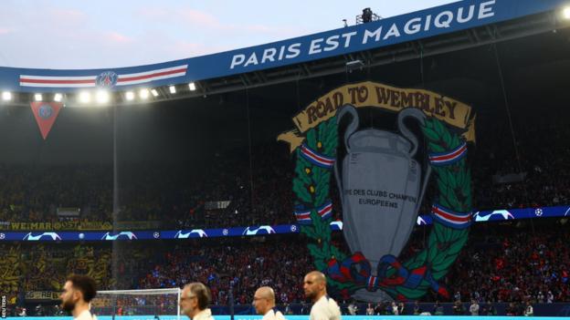 PSG-Tifo zeigt den Champions-League-Pokal