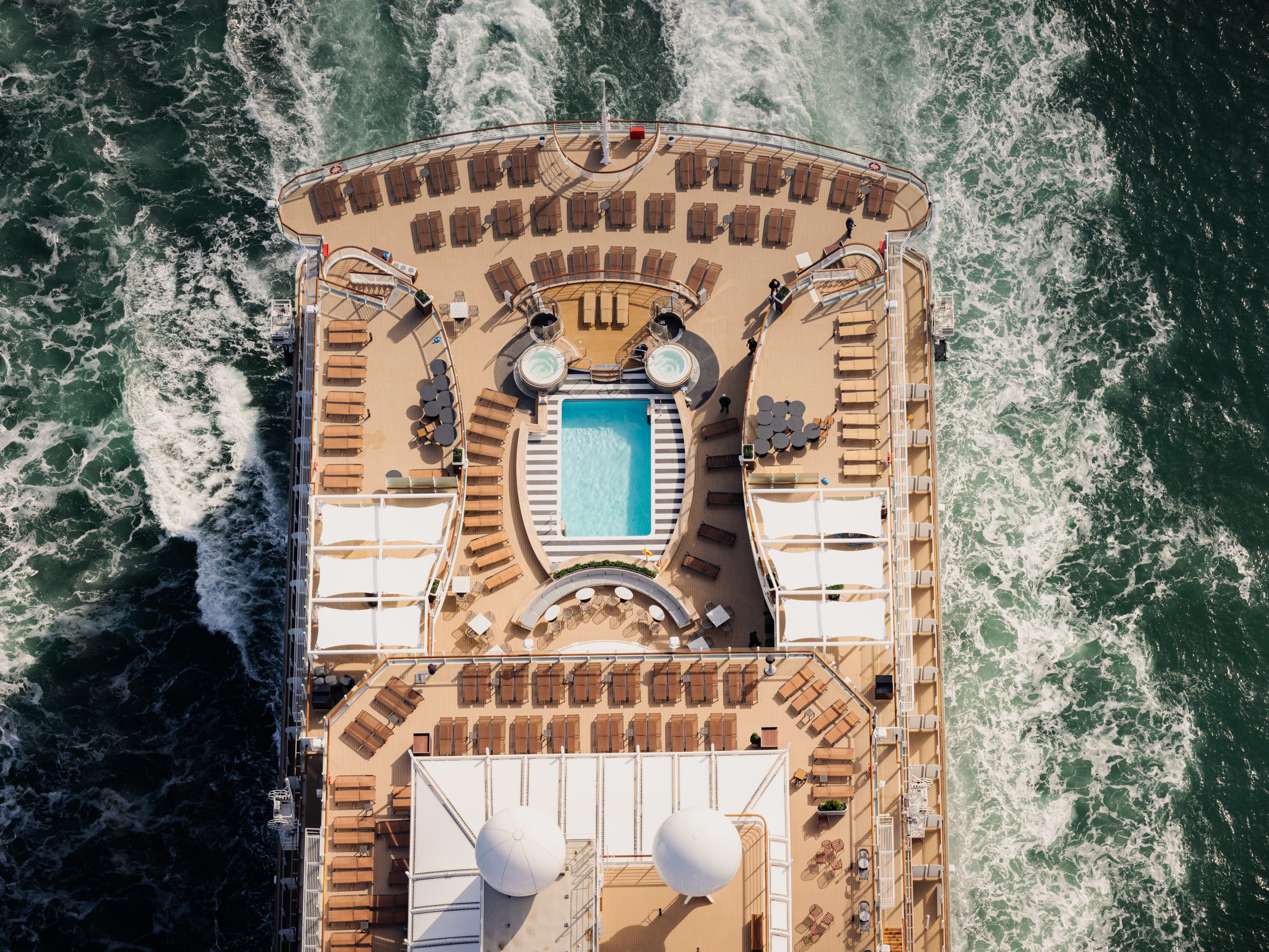 Luftaufnahme des Queen Anne Kreuzfahrtschiffes vom Pool
