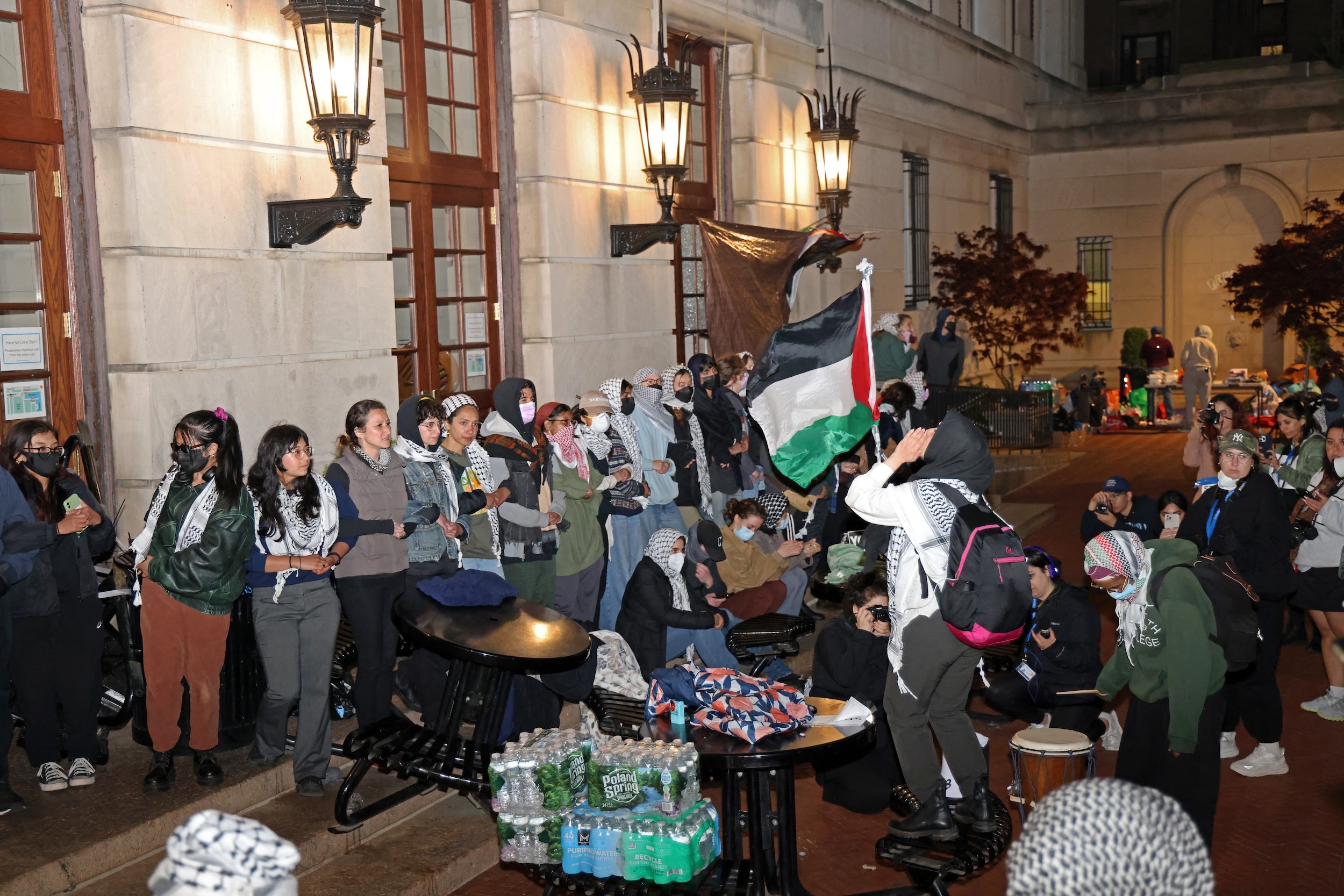 Pro-palästinensische Studentendemonstranten verschränken ihre Waffen am Eingang zur Hamilton Hall