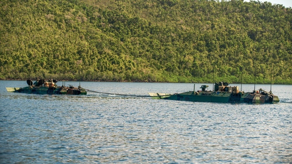 Amphibische Kampffahrzeuge des US Marine Corps führen während der Übung Balikatan 24 in Palawan, Philippinen, eine Abschleppübung durch.