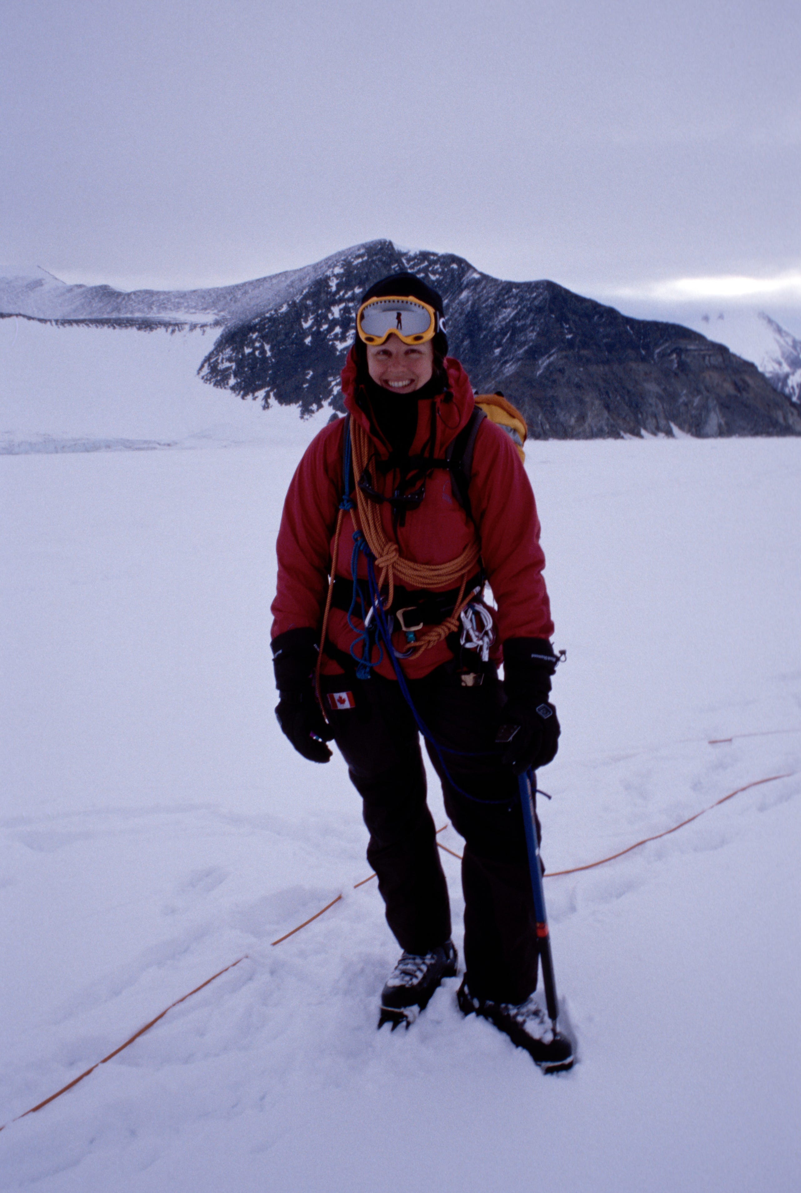 Jill Heinerth steht in einer verschneiten arktischen Landschaft