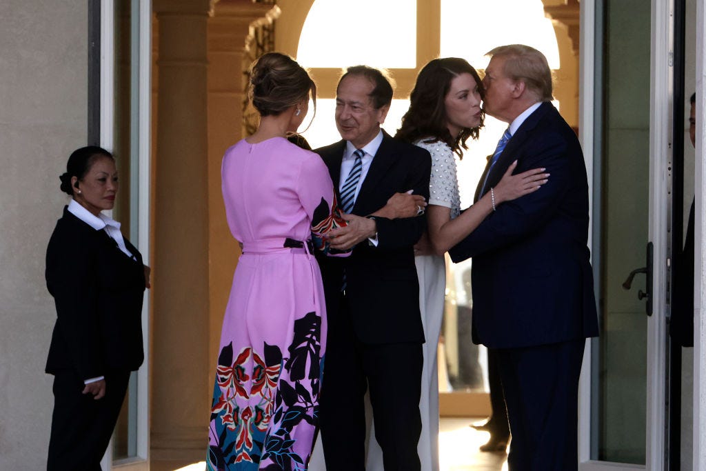 John Paulson und Alina de Almeida begrüßen Melania Trump und Donald Trump