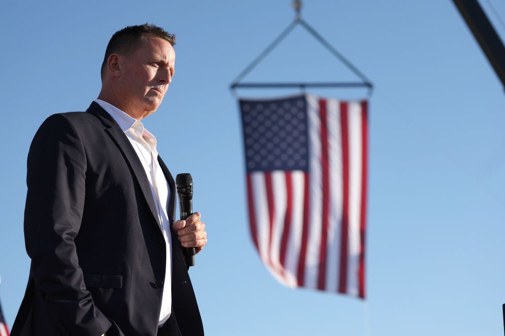 Ric Grenell spricht während einer Trump-Kundgebung in Nevada