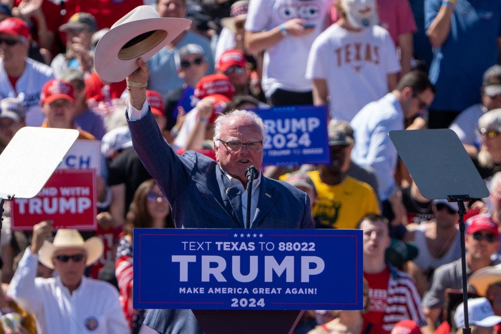 Sid Miller verzichtet während einer Trump-Kundgebung in Texas auf seinen Hut