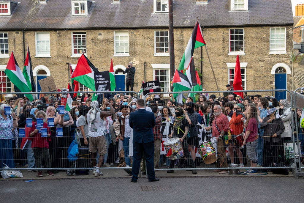 Aktivisten vor Peter Thiels Veranstaltung in Cambridge Union