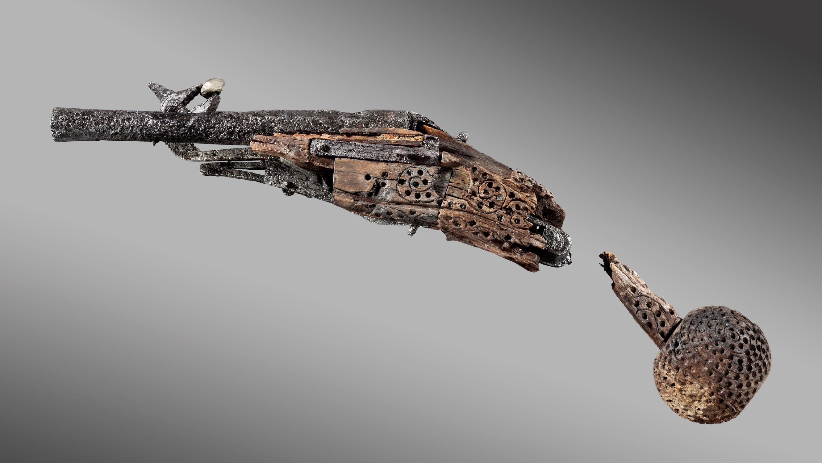Antike Pistole aus knorrigem Eisen mit graviertem Holzgehäuse und gebrochenem Holzgriff
