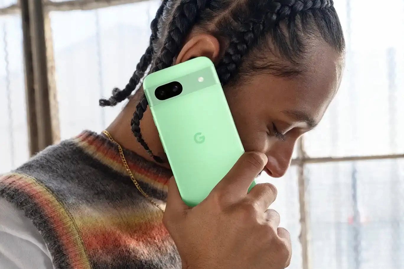 Das Pixel 8a in der frischen Aloe-Farbe (Bildnachweis – Google) – Hat Google versucht, Apple mit der Einführung des Pixel 8a den Wind aus den Segeln zu nehmen?