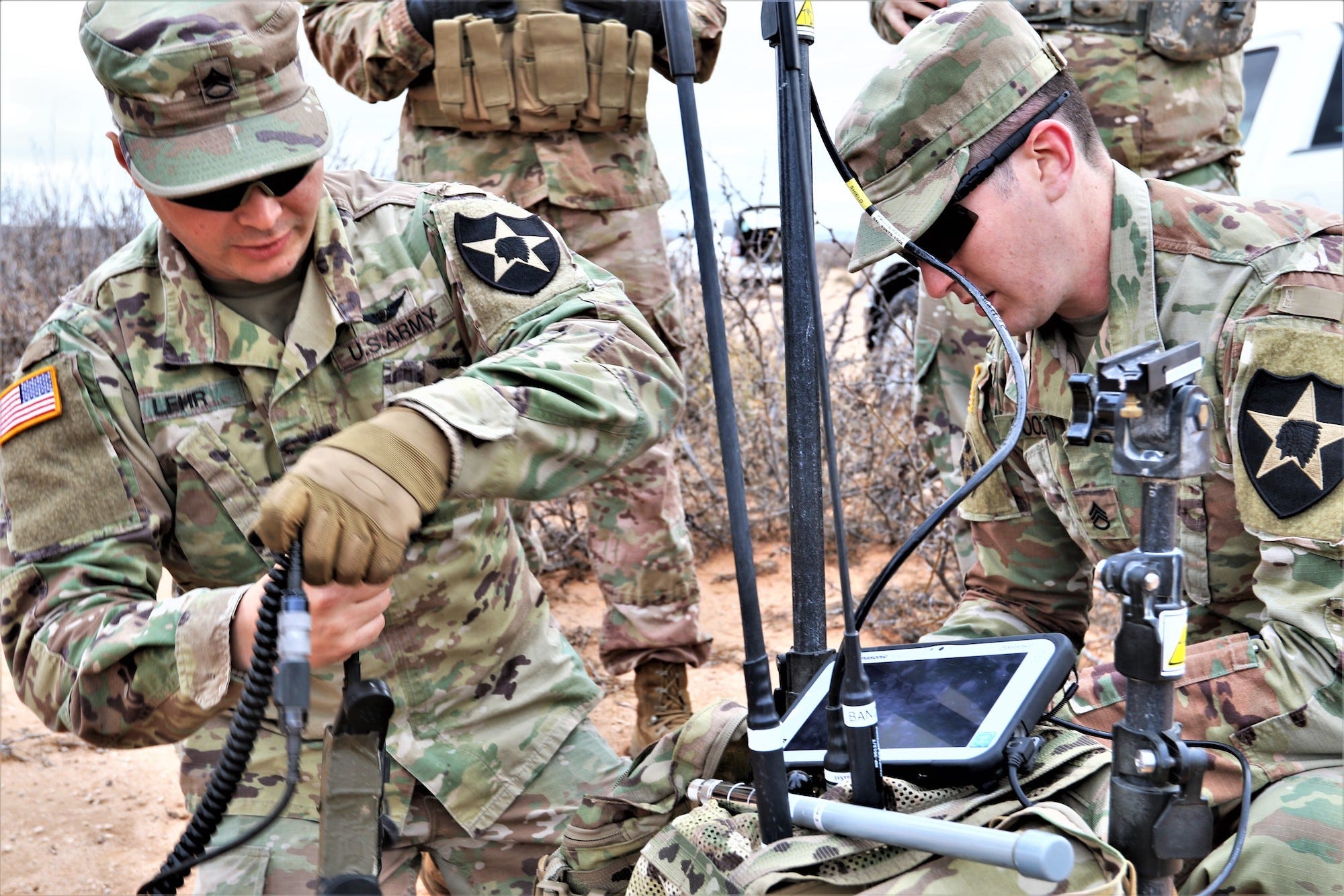 Soldaten stellen tragbare Rucksäcke auf.