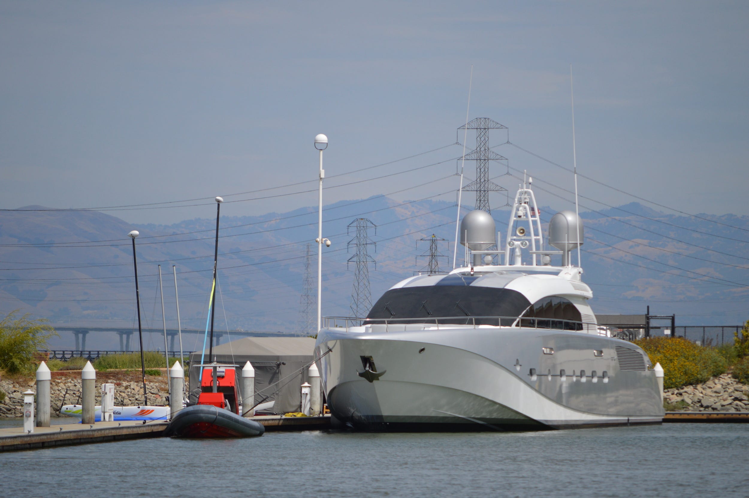 Die Yacht von Google-Mitbegründer Sergey Brin schwimmt in einem Hafen.