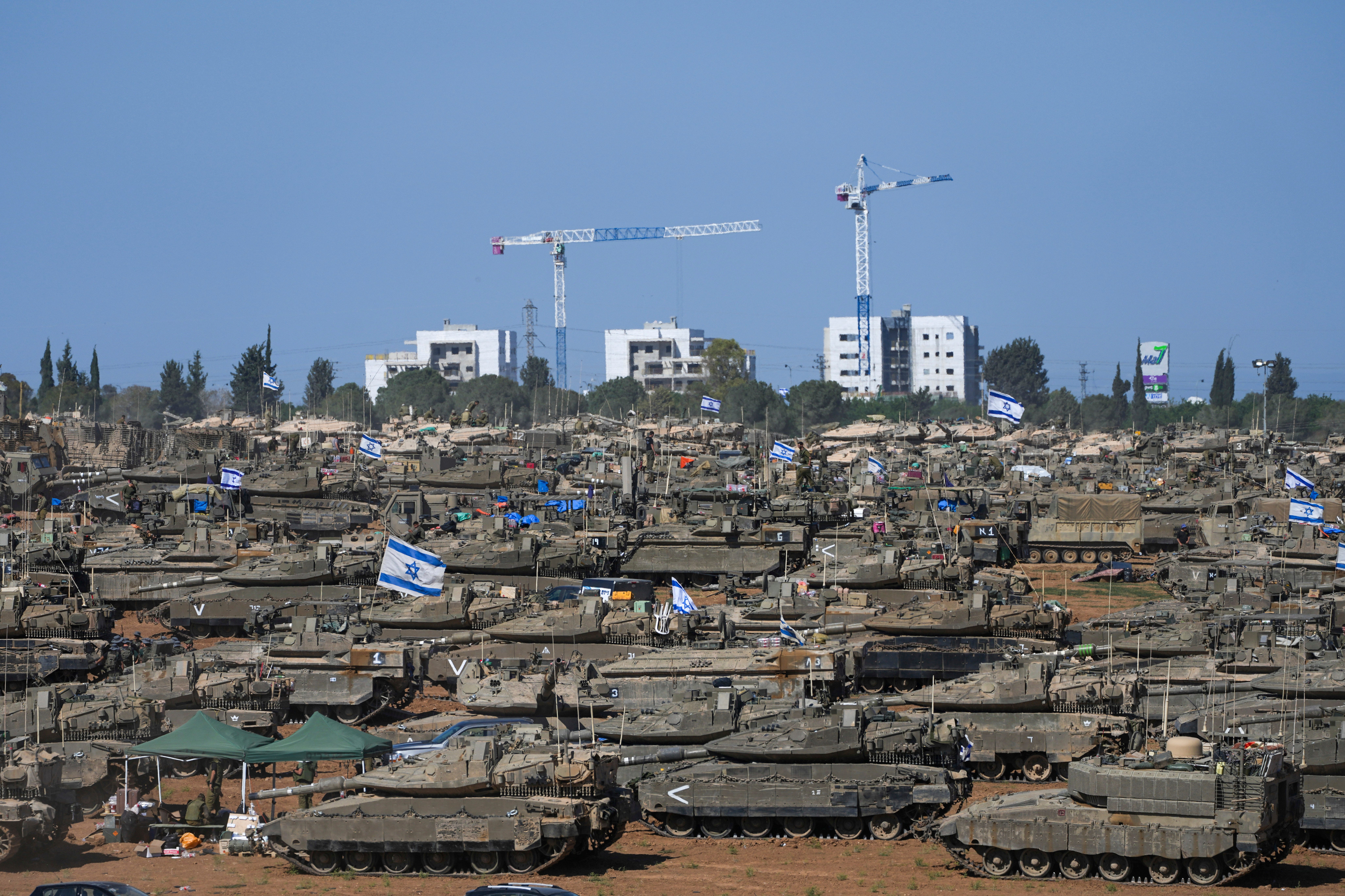 Israelische Soldaten arbeiten am 8. Mai 2024 an gepanzerten Militärfahrzeugen auf einem Stützpunkt nahe der Grenze zwischen Israel und Gaza im Süden Israels.
