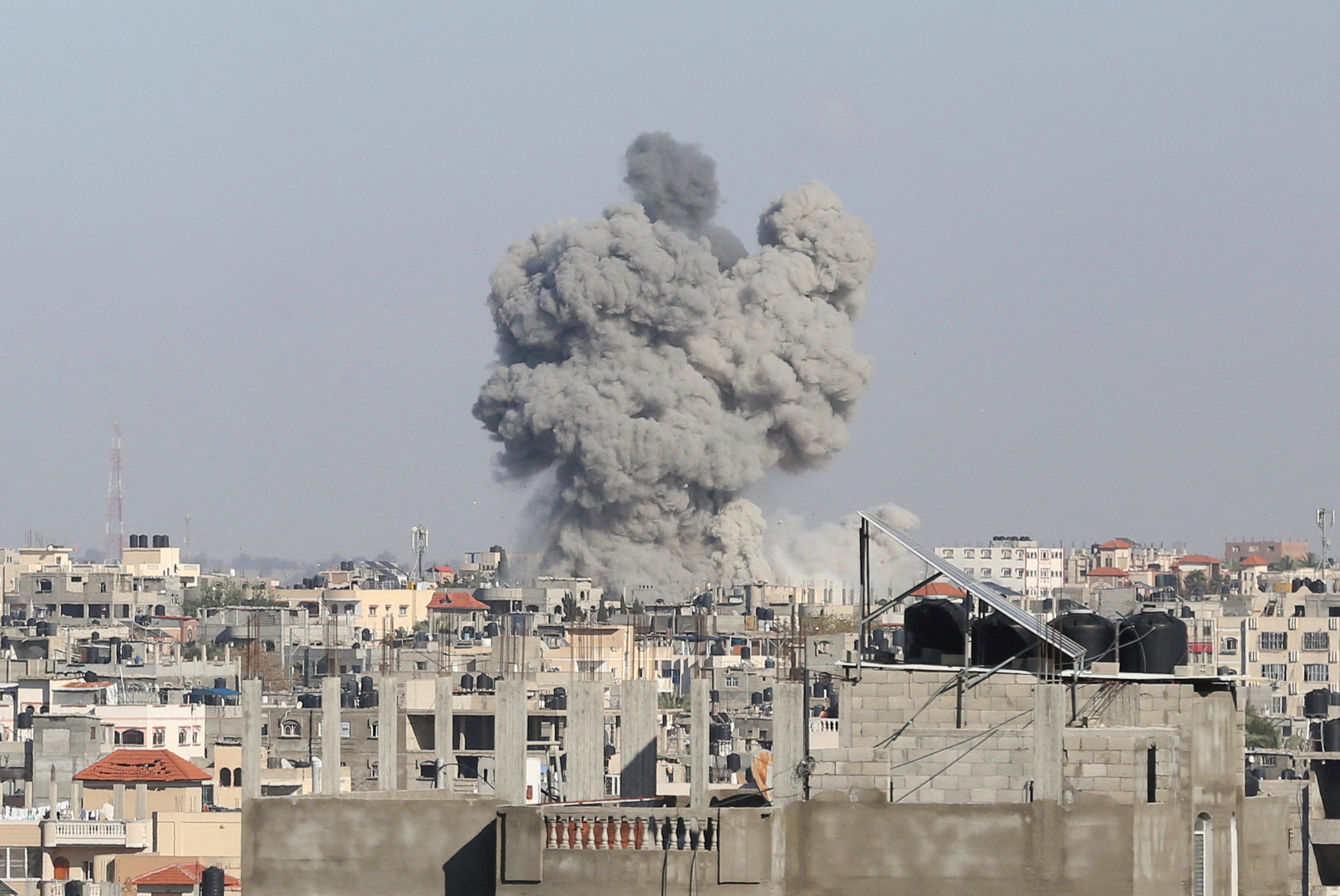 Rauch steigt nach israelischen Angriffen in Rafah am 6. Mai 2024 auf.