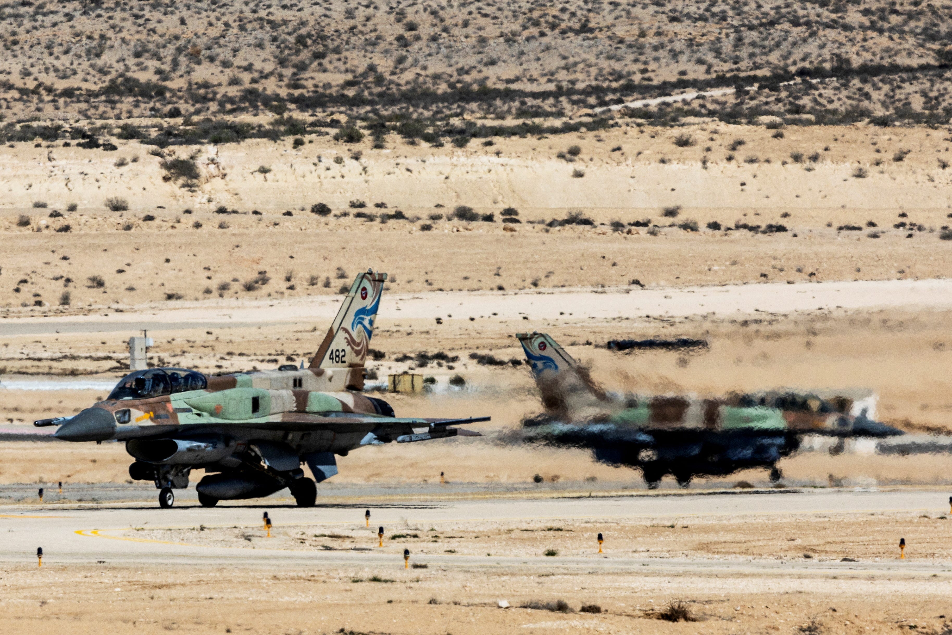 Eine Ansicht zeigt israelische F-16-Kampfflugzeuge auf einer Landebahn auf einem Luftwaffenstützpunkt im Süden Israels am 4. März 2024.