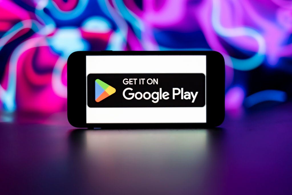 Auf einem Smartphone wird das Google Play Store-Logo mit der Aufschrift „Get it on Google Play“ angezeigt.