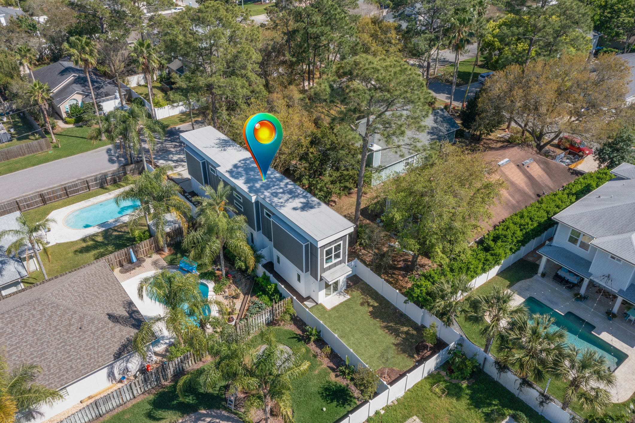 Eine Luftaufnahme eines dünnen Hauses in Florida.