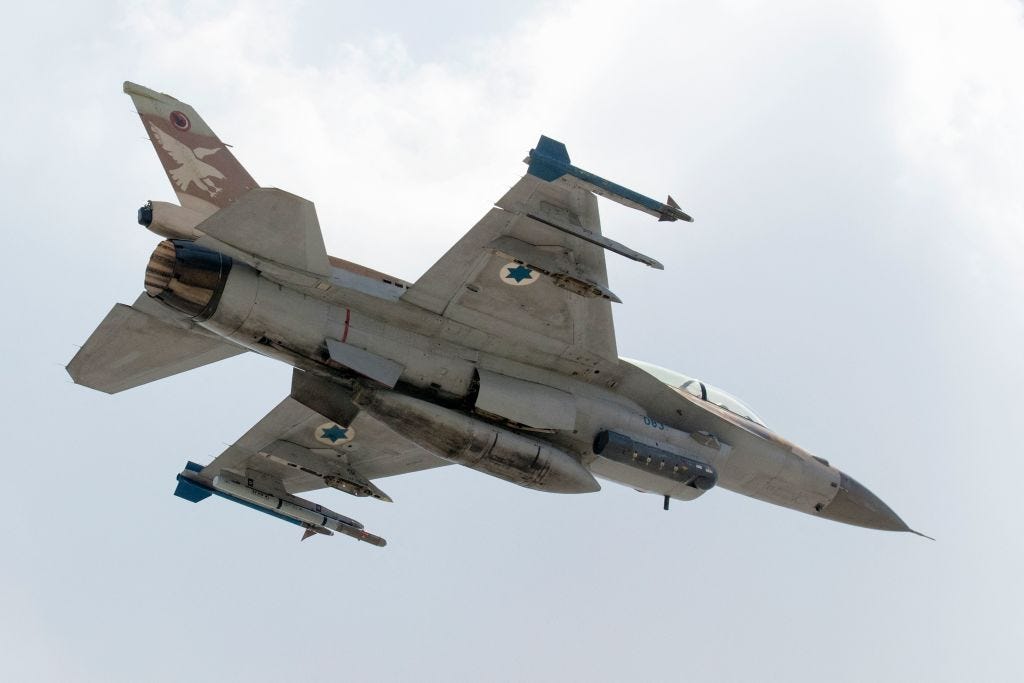 Ein am 28. Juni 2016 aufgenommenes Bild zeigt einen F-16 D-Kampfjet der israelischen Luftwaffe beim Start auf dem Luftwaffenstützpunkt Ramat David im Jesreel-Tal südöstlich der israelischen Hafenstadt Haifa
