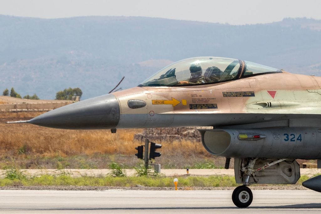Ein am 28. Juni 2016 aufgenommenes Bild zeigt einen F-16-Kampfjet der israelischen Luftwaffe, der sich auf den Start auf dem Luftwaffenstützpunkt Ramat David im Jesreel-Tal südöstlich der israelischen Hafenstadt Haifa vorbereitet