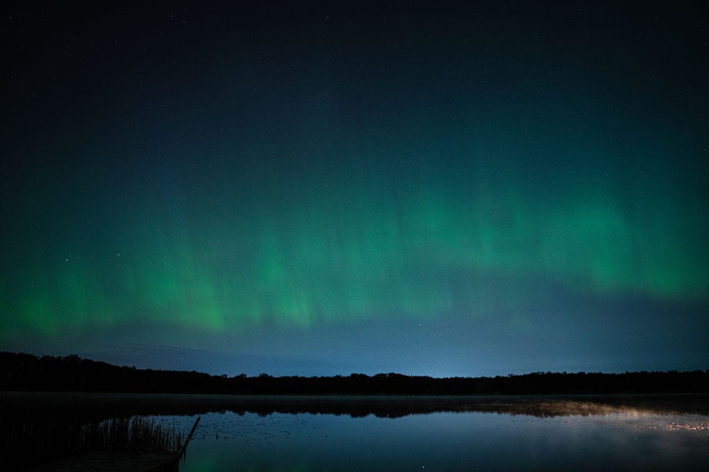 ROCHESTER, NEW YORK, USA – 11. MAI: Nordlichter (Aurora Borealis), auch bekannt als Aurora, bunte Lichterverschiebung, erhellen am 11. Mai 2024 den Himmel in Rochester, New York, USA. (Foto von Lokman Vural Elibol /Anadolu über Getty Images)