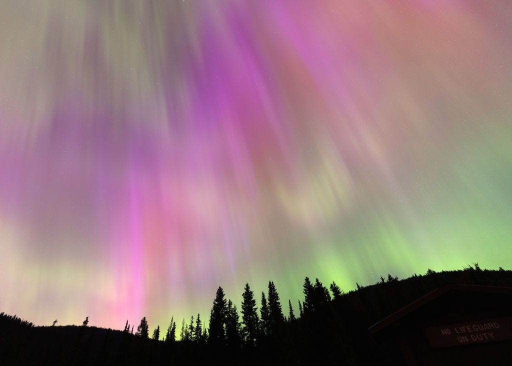Aurora Borealis, allgemein als Nordlicht bekannt, wird am 11. Mai 2024 im Manning Park, British Columbia, Kanada, gesehen.