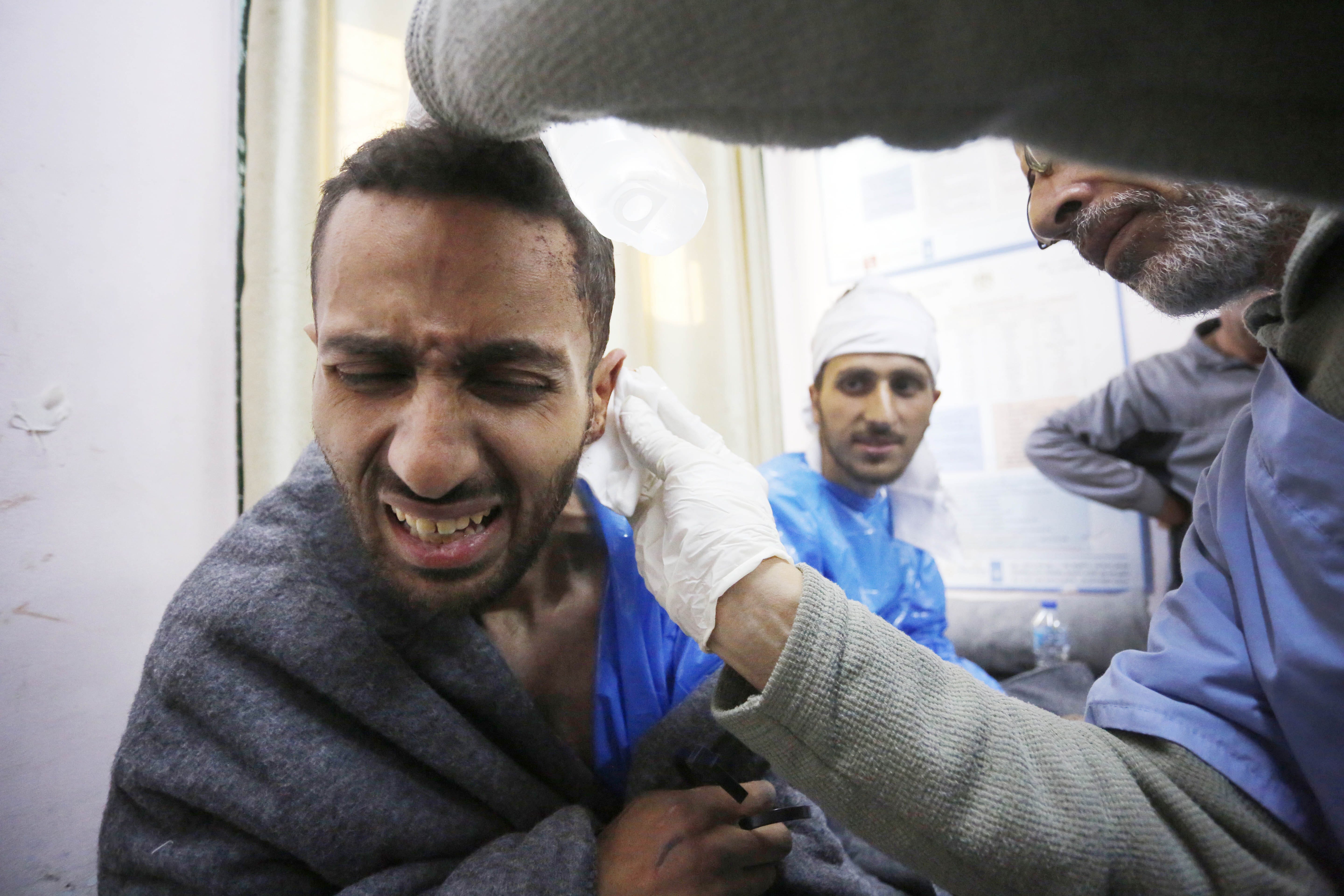 Palästinenser, die während der Angriffe der israelischen Armee auf das Shifa-Krankenhaus festgenommen wurden, werden nach ihrer Freilassung am 24. März 2024 in Deir Al Balah, Gaza, zur Behandlung in das Al-Aqsa Martyrs Hospital gebracht.