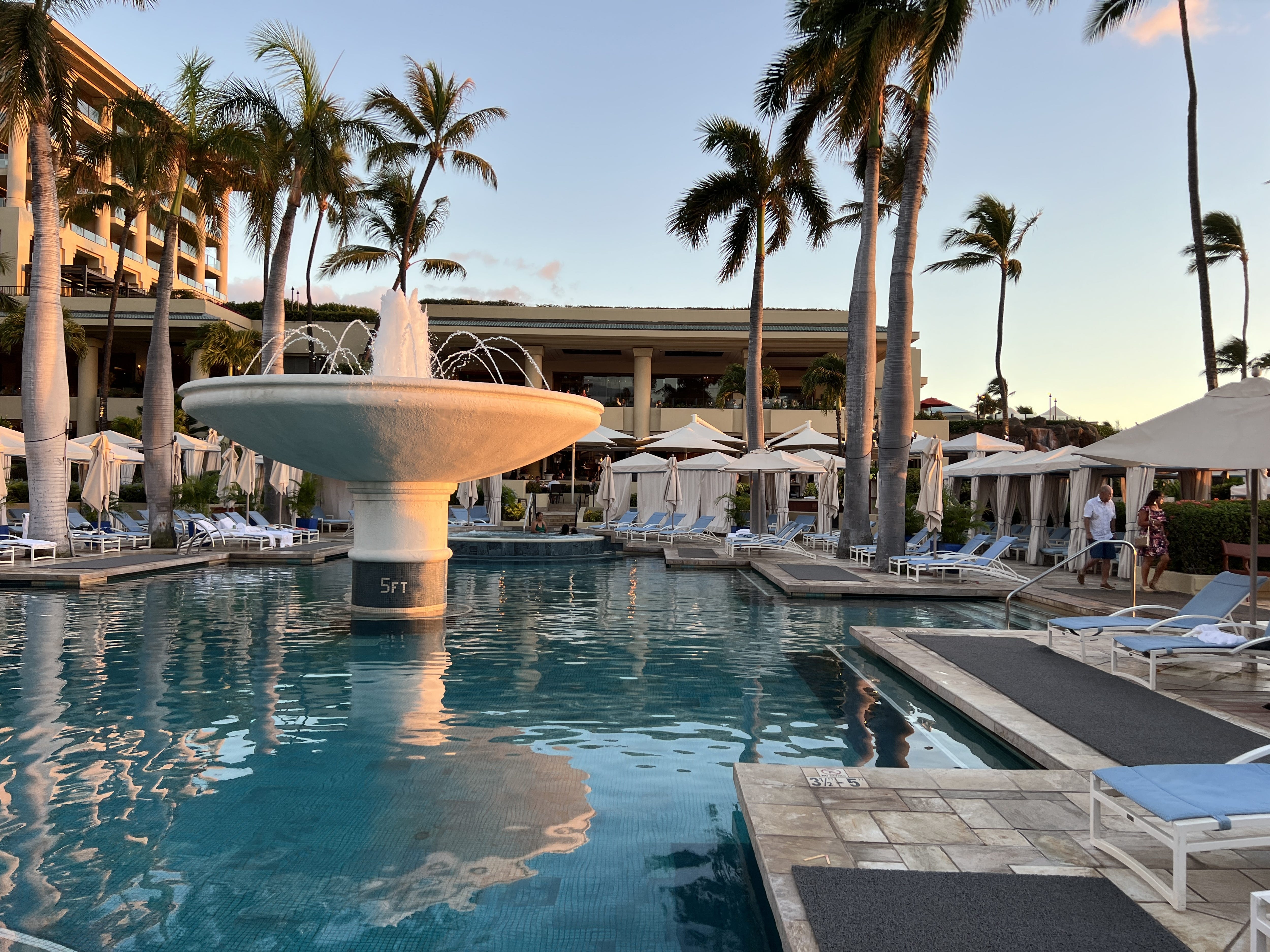 Ein Foto eines Pools mit Springbrunnen im Four Seasons Maui.