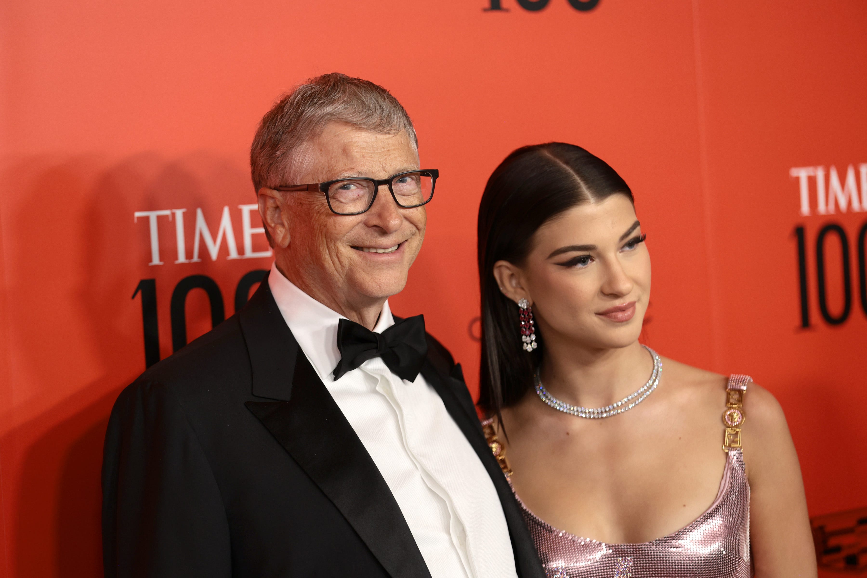 Bill Gates und Phoebe Gates stehen in formeller Kleidung nebeneinander und posieren für ein Foto.