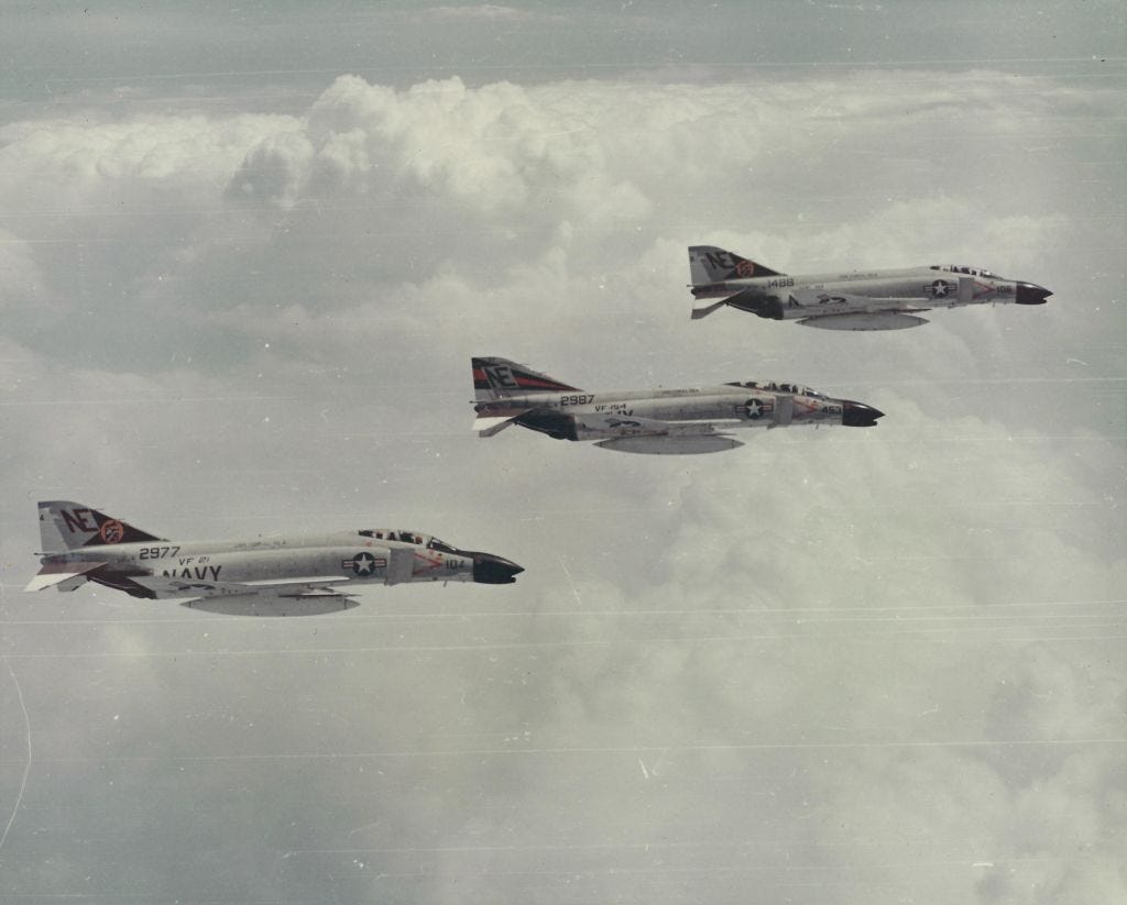 3 Flugzeuge der US Navy, McDonnell Douglas F-4 Phantom II, im Flug, mit Wolken in der Ferne, fotografiert während des Vietnamkrieges, 1965.