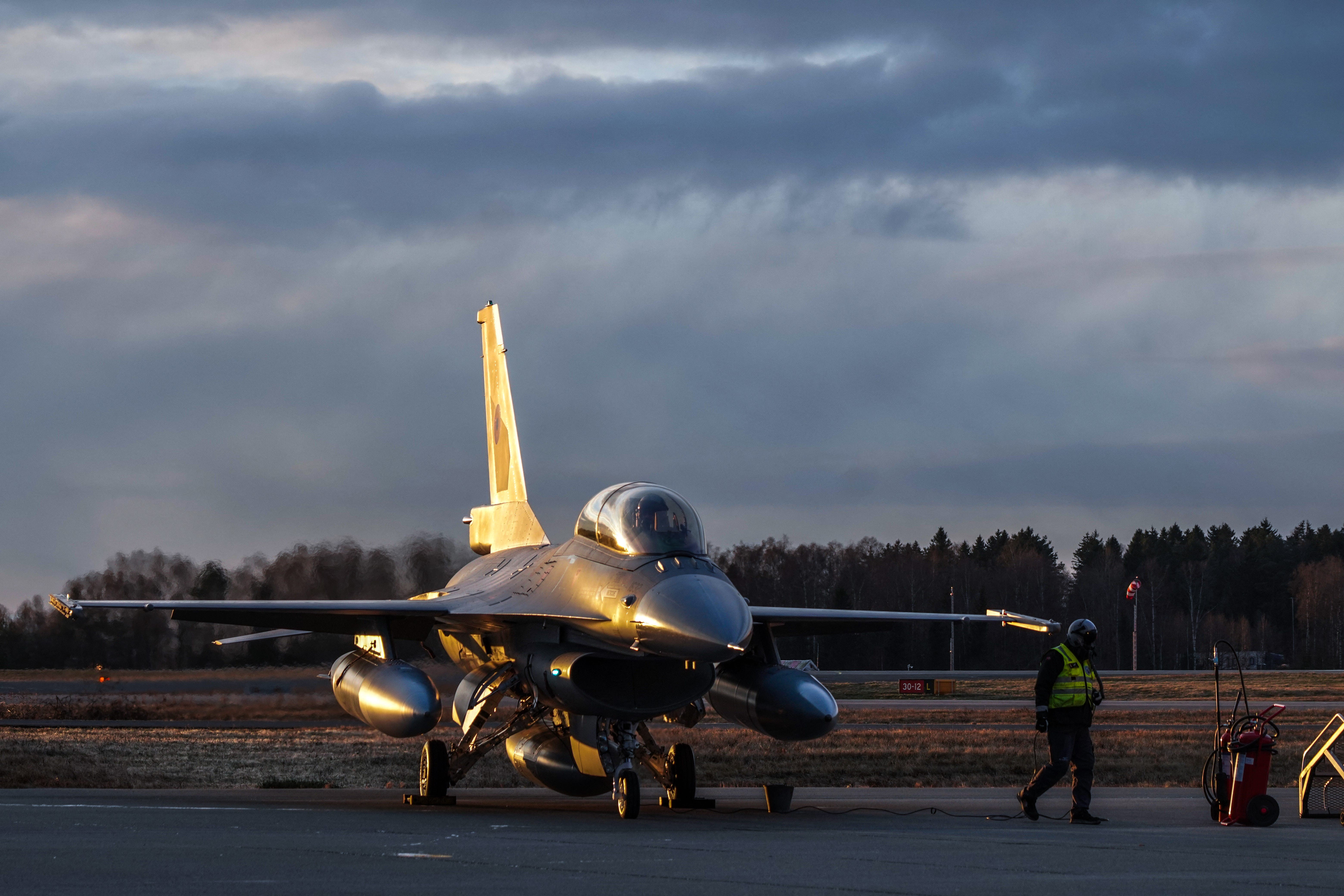 Ein F-16-Flugzeug ist nach der ersten Lieferung des alten norwegischen F-16-Kampfflugzeugs an Rumänien auf dem Luftwaffenstützpunkt Rygge in Norwegen am 28. November 2023 abgebildet.